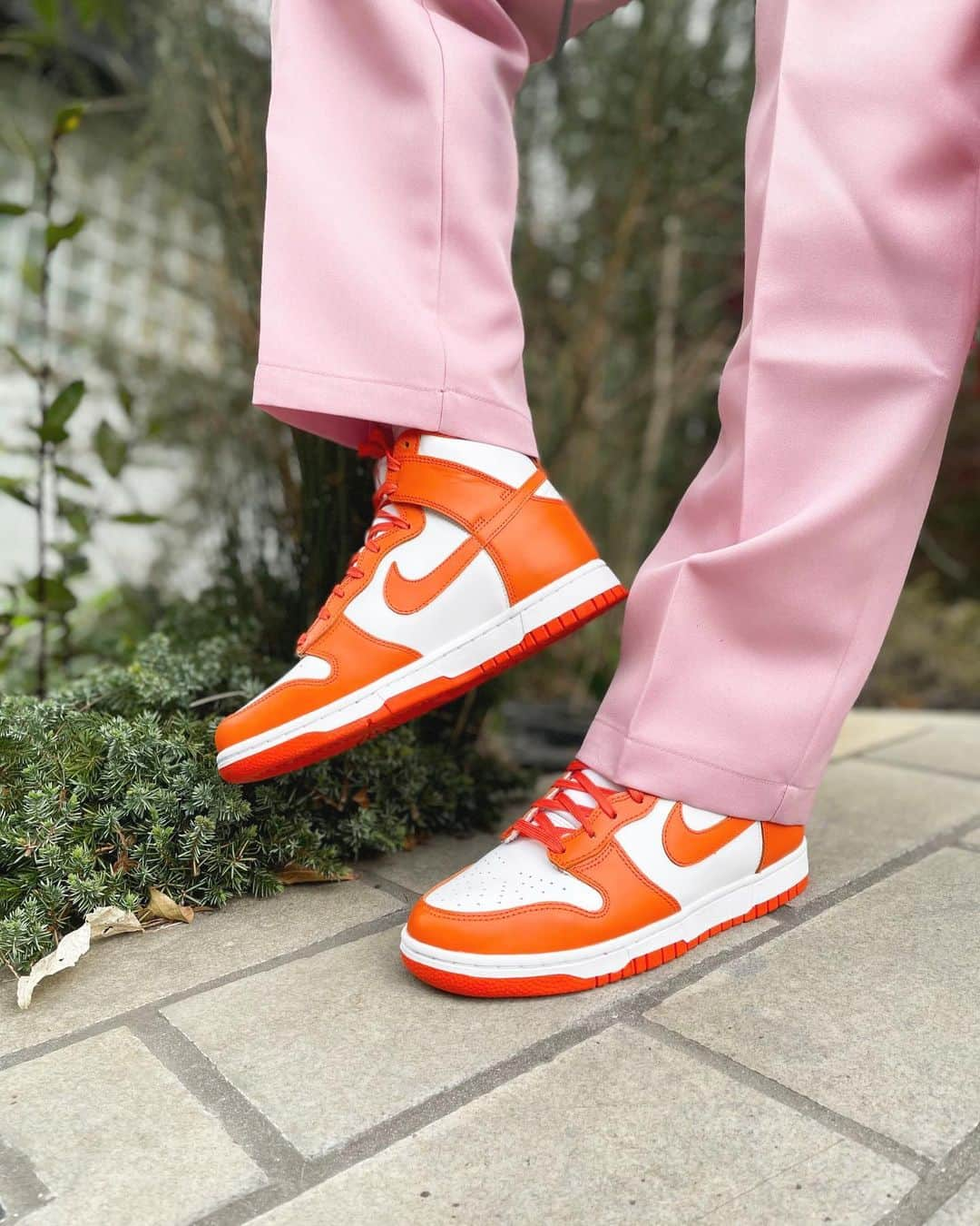 アトモスガールズ/atmos girlsさんのインスタグラム写真 - (アトモスガールズ/atmos girlsInstagram)「. 3/5(THU)発売🧡 NIKEからWMNS DUNK HIGH"Syracuse"が登場🧡  オリジナルカラーが5年ぶりの復刻🎨 NCAAカレッジバスケットボールの名門校にスポットライトを当てて、 “BE TRUE TO YOUR SCHOOL” のキャッチフレーズと共に誕生したオリジナルカラーは、不動の人気となっています🧡🤍  WHITEとORANGEの2トーンのコントラストが特徴的で、シンプルな配色だからこそ、ストリートに映えるクラシカルなシルエットをより強調しています☺︎ オールドスクール感漂うオリジナルカラーは、足元で唯一無二の素材感を放つこと間違いなし✨  お見逃しなく👟  #atmos#atmospink#atmostokyo#nike#nikeshoes#sneakers#dunkhigh#ナイキ#ナイキスニーカー#スニーカーズ#スニーカーショップ#アトモス#アトモスピンク#アトモストウキョウ#ダンクハイ#スニーカー女子#春色コーデ#春コーデ#スニーカーコーデ#スニーカー👟#ローカットスニーカー#ハイカットスニーカー#オレンジカラー #ストリートファッション#ストリート#ストリートコーディネート#カジュアルコーデ#カジュアルスタイル #春服#新作スニーカー」2月26日 15時30分 - atmos_pink_official