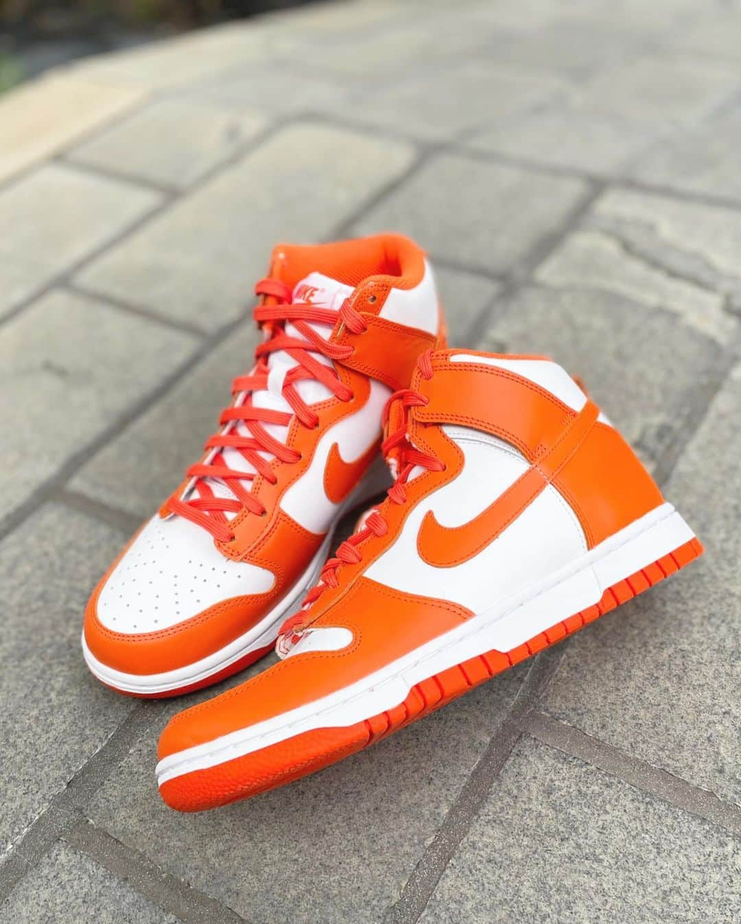 アトモスガールズ/atmos girlsさんのインスタグラム写真 - (アトモスガールズ/atmos girlsInstagram)「. 3/5(THU)発売🧡 NIKEからWMNS DUNK HIGH"Syracuse"が登場🧡  オリジナルカラーが5年ぶりの復刻🎨 NCAAカレッジバスケットボールの名門校にスポットライトを当てて、 “BE TRUE TO YOUR SCHOOL” のキャッチフレーズと共に誕生したオリジナルカラーは、不動の人気となっています🧡🤍  WHITEとORANGEの2トーンのコントラストが特徴的で、シンプルな配色だからこそ、ストリートに映えるクラシカルなシルエットをより強調しています☺︎ オールドスクール感漂うオリジナルカラーは、足元で唯一無二の素材感を放つこと間違いなし✨  お見逃しなく👟  #atmos#atmospink#atmostokyo#nike#nikeshoes#sneakers#dunkhigh#ナイキ#ナイキスニーカー#スニーカーズ#スニーカーショップ#アトモス#アトモスピンク#アトモストウキョウ#ダンクハイ#スニーカー女子#春色コーデ#春コーデ#スニーカーコーデ#スニーカー👟#ローカットスニーカー#ハイカットスニーカー#オレンジカラー #ストリートファッション#ストリート#ストリートコーディネート#カジュアルコーデ#カジュアルスタイル #春服#新作スニーカー」2月26日 15時30分 - atmos_pink_official