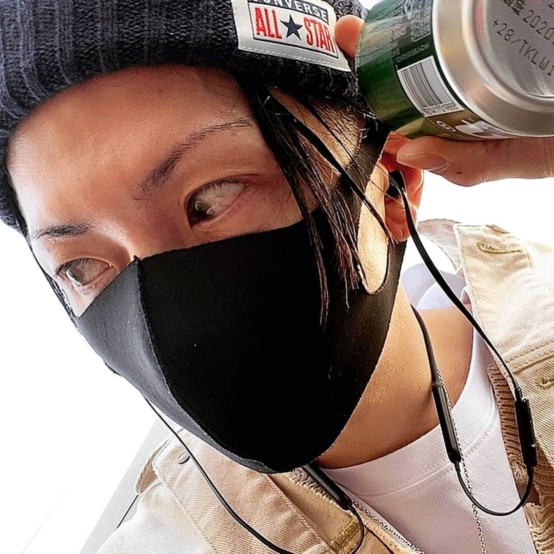 おばらよしおのインスタグラム：「はい  暖かかったり 寒かったり この時期は 困ったものです  冬服にも飽きて 早く春物着たい時期になりましたね  そんな中 私の中で 一大ブームを巻き起こしてる rodeo crownsも 春物 バンバン出してます  今日は converseのニットキャップと supraのスニーカー以外は  全部 rodeo crownsです  インナーの ニットベストが ダメージ加工で とってもおかわです  早く こういうのを 一番上に着れる気温に なって欲しいお  #おばらそうび #rodeocrowns #converse #supra #2021spring #fashion」