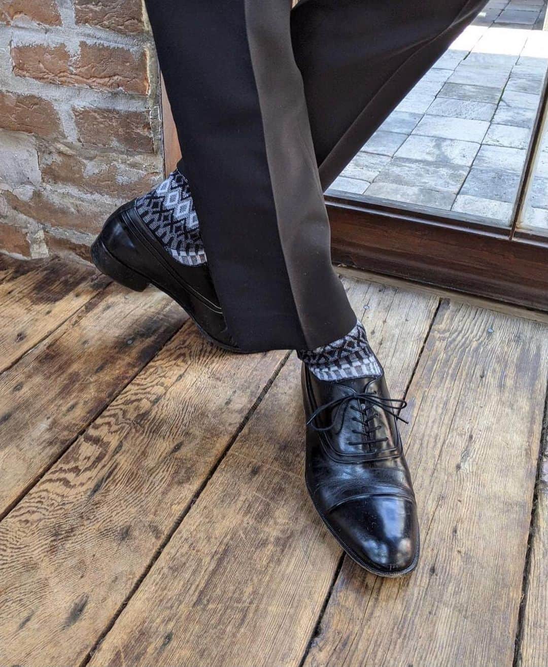 アヤメのインスタグラム：「Like a gentleman🖤✨🤍 こういうスマートな感じ👓 #good #sockstyle #mensstyle #menssocks #sockstagram #くつした #🧦 #ayamepeople #靴下コーデ #メンズソックス  #モノクロコーデ #レディスもあります」