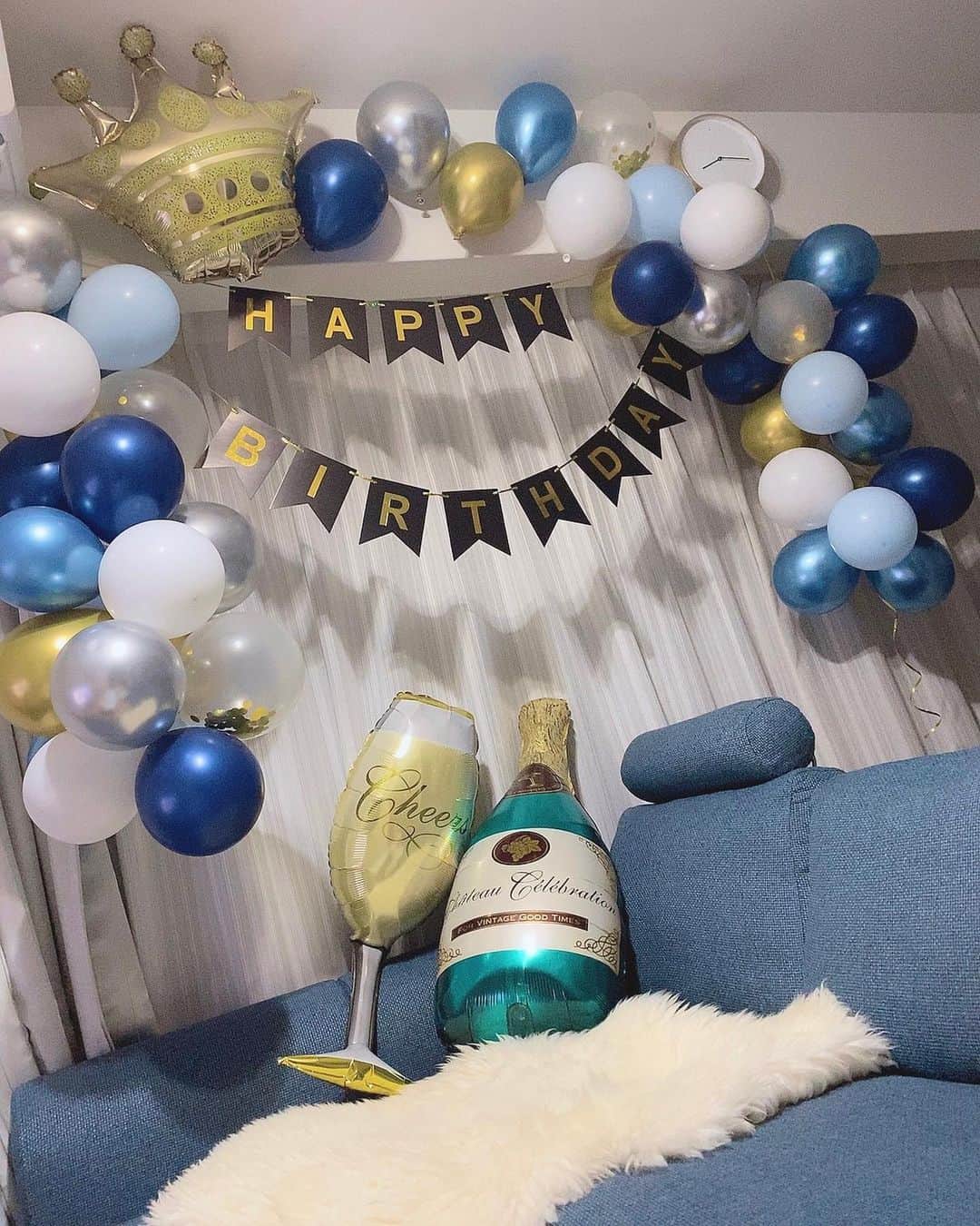 ハミ さんのインスタグラム写真 - (ハミ Instagram)「🥂🍾✨  主人のbirthday weekなので、 部屋をデコレーションしました🎈🥳  リビングが賑やか💙🤍💙  #happybirthday#balloon#おうちbd #🥂」2月26日 15時39分 - hami0519