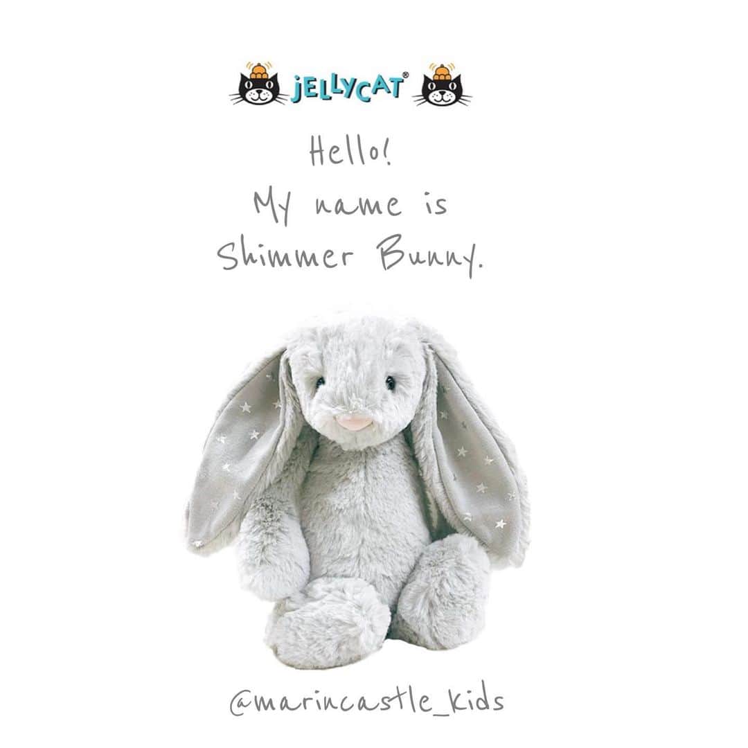 こども達をラブリーにさせる韓国子供服ですー☀のインスタグラム：「. .  Ｈello!! My name is Shimmer bunny♡ . . またまたJelly cat🐰より 新しい仲間のご紹介です。 . . 3月1日発送分より bunnyの中で1番人気の トゥインクル柄のbunnyちゃんに またまた大人気の「gray」colorの 仲間が新登場🐰 ※M sizeのみ . . イギリスで21awにrelease予定の新作で なんと日本先行発売なんですっ✨ . . 「Shimmerシマー」とは 「きらめき」という意味で トゥインクルと同じ キラキラのお星さまのお耳をしています🌟 . . 大人気のクリーム色の トゥインクルバニーとお揃いで お迎えしたくなりますね！ . . 人気急上昇の予感しかしない🐇 気になったらぜひポチしてね♪ . . . ※現在トゥインクルバニーは S/Mともに欠品中です💦 . . . . . . . . . . . . . . . . . . . . . . . . .  .  #韓国子供服 #マリンキャッスル #くすみカラー #ニュアンスカラー #女の子ママ #男の子ママ #イブル #ベビー服 #こどものいる暮らし #保育園着 #幼稚園着 #ジェリーキャット入荷情報　#おしゃれママさんとつながりたい #韓国こども服 　#産休　#育休　#jellycatmonkey　#blossombunny　#洗えるぬいぐるみ　#marinecastlewear #韓国ファッション #お誕生日プレゼント　#出産準備品　#プチプラコーデ　#出産祝い #ベビーキッズコーデ　#ジェリーキャット #jellycat　#ジェリーキャット新作」