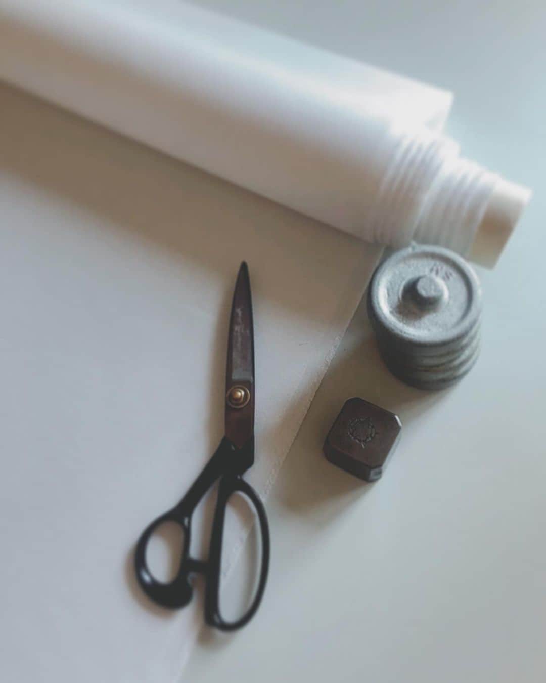 order dress カルリエ クチュールのインスタグラム：「. 【Carlier Couture diary】 making . 平日はみっちり製作 今週もだいぶ進みました！ . 明日はトワルチェック、 来週は仮縫いなど ドキドキと楽しみが沢山。 . . それにしても、そろそろ ✂️を研ぎに行かねば…。 . .」