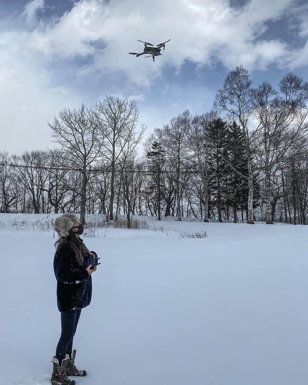 MEGUMIのインスタグラム：「釧路での空撮大会に参加しています❄️ 親指が凍りそうになりました☃️  日本のプロパイロットが招待される空撮コンテスト「DRONIST IN RESIDENCE @ UNTOUCHED HOKKAIDO」北海道釧路市を舞台に開催します。 本イベントでは10名のプロドローンパイロットが北海道の釧路市に集結し、3日間で撮影編集を行い制作した映像をコンテストしています❄️❄️ 釧路湿原国立公園や摩周湖など最高のロケーションを舞台にした、撮影風景や制作映像の発表会、豪華審査員による審査会の様子をYouTubeでのライブ配信でご覧いただけますので、ぜひご覧ください🤍 【ライブ配信URL】 https://youtu.be/d3KrhC2JtEE  #釧路#釧路湿原#北海道#空撮#untouchedhokkaido  #ドローン女子#ドローンパイロット」