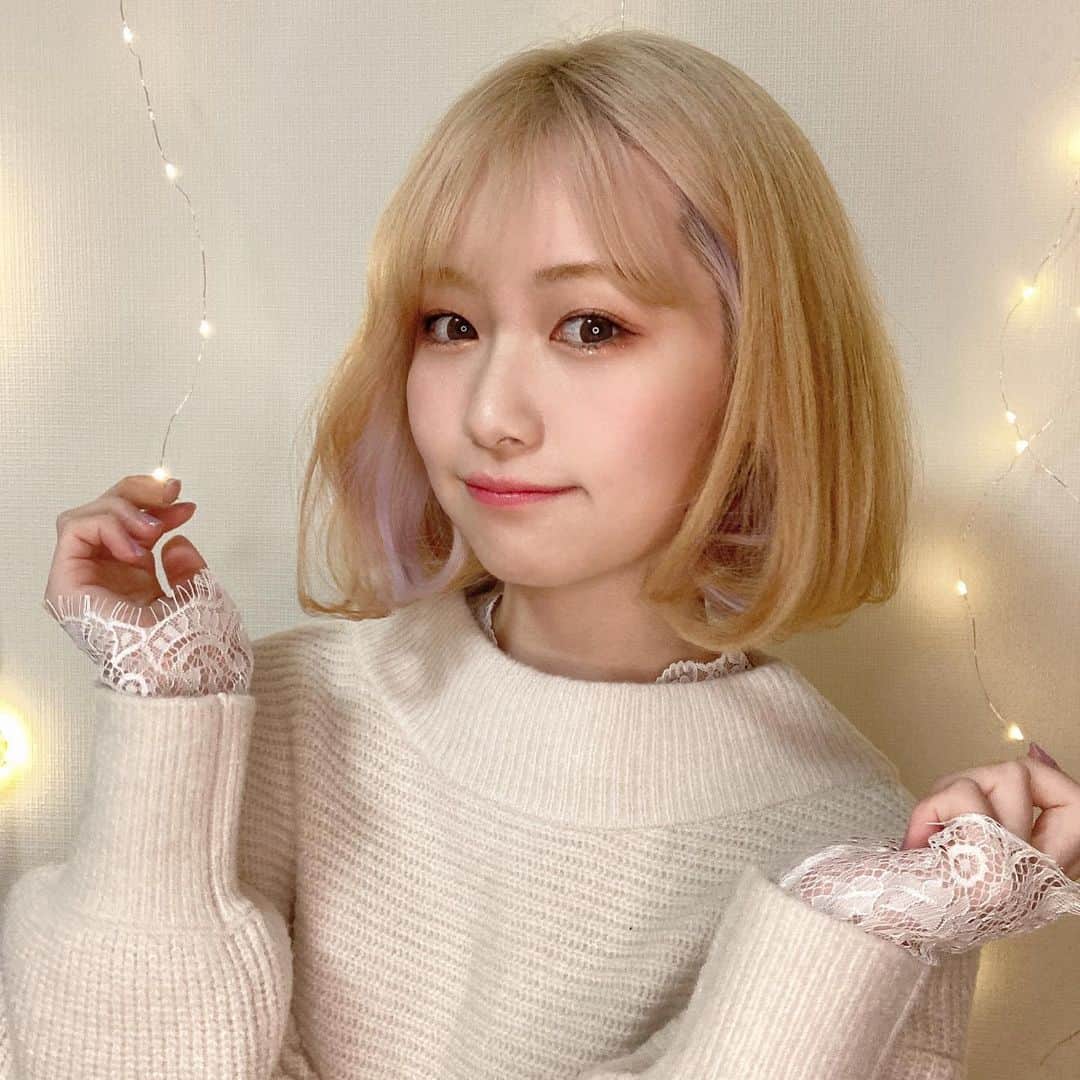 本田みくさんのインスタグラム写真 - (本田みくInstagram)「🕊    ℕ𝕖𝕨 𝕙𝕒𝕚𝕣 𝕤𝕥𝕪𝕝𝕖 ☺︎︎     ────────   ❖トップス @gu_for_all_  ❖インナー @grl_official  💄 @romandyou     最近ライブ配信ばっかりだったから インスタ見てくれてる人に報告遅れちゃったんだけど、 ハイトーンカラーにしました👏👏      実はこれ自分で4回ブリーチしたの！😂 めっちゃ頑張った😂 30秒動画にまとめ中だからreel待っててね🙌      アイドル時代からやりたかったから ほんと念願…！テンション上がる🥲💓💓          ────────────   #セルフカラー  #ボブ #ブリーチカラー #ハイトーンボブ #ハイトーンカラー #北海道 #gu #gu新作 #GUコーデ #grl #grl購入品 #grlコーデ #hairstyle #haircolor #japanese #インナーカラー #インナーカラーボブ」2月26日 15時42分 - hondamiku