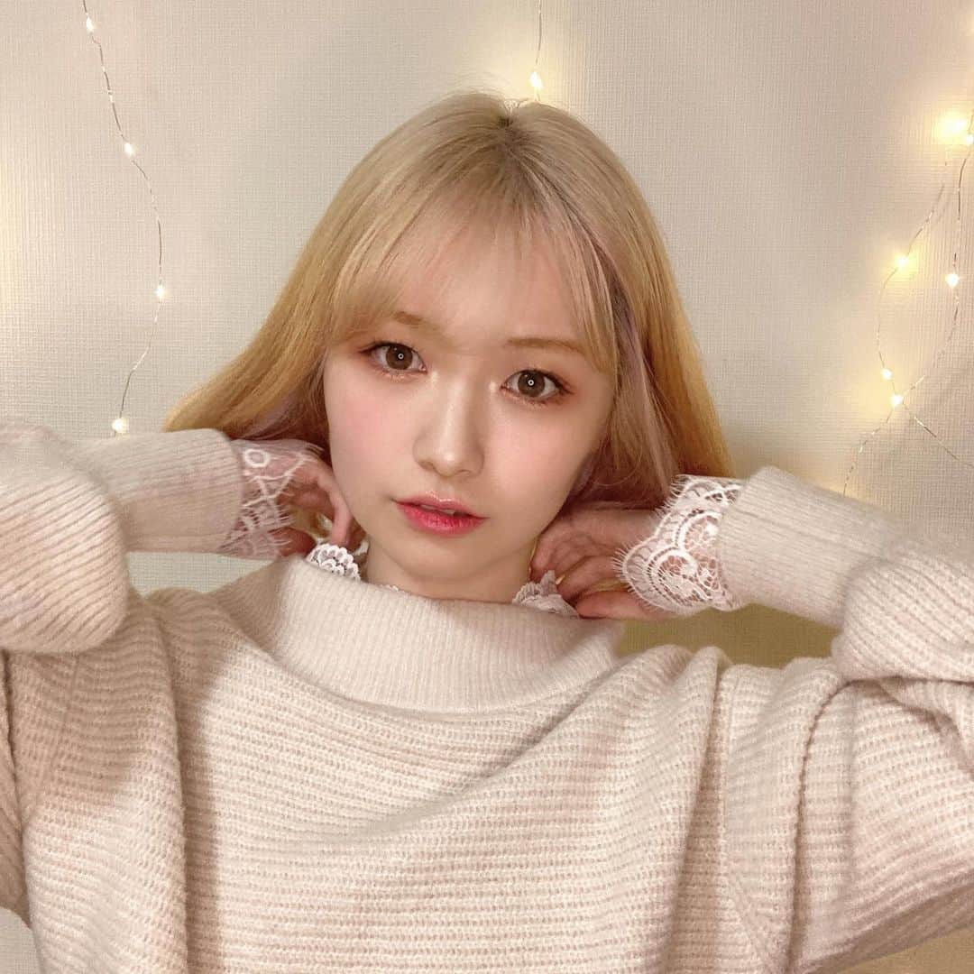 本田みくさんのインスタグラム写真 - (本田みくInstagram)「🕊    ℕ𝕖𝕨 𝕙𝕒𝕚𝕣 𝕤𝕥𝕪𝕝𝕖 ☺︎︎     ────────   ❖トップス @gu_for_all_  ❖インナー @grl_official  💄 @romandyou     最近ライブ配信ばっかりだったから インスタ見てくれてる人に報告遅れちゃったんだけど、 ハイトーンカラーにしました👏👏      実はこれ自分で4回ブリーチしたの！😂 めっちゃ頑張った😂 30秒動画にまとめ中だからreel待っててね🙌      アイドル時代からやりたかったから ほんと念願…！テンション上がる🥲💓💓          ────────────   #セルフカラー  #ボブ #ブリーチカラー #ハイトーンボブ #ハイトーンカラー #北海道 #gu #gu新作 #GUコーデ #grl #grl購入品 #grlコーデ #hairstyle #haircolor #japanese #インナーカラー #インナーカラーボブ」2月26日 15時42分 - hondamiku