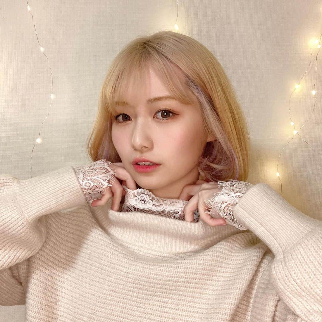 本田みくのインスタグラム：「🕊    ℕ𝕖𝕨 𝕙𝕒𝕚𝕣 𝕤𝕥𝕪𝕝𝕖 ☺︎︎     ────────   ❖トップス @gu_for_all_  ❖インナー @grl_official  💄 @romandyou     最近ライブ配信ばっかりだったから インスタ見てくれてる人に報告遅れちゃったんだけど、 ハイトーンカラーにしました👏👏      実はこれ自分で4回ブリーチしたの！😂 めっちゃ頑張った😂 30秒動画にまとめ中だからreel待っててね🙌      アイドル時代からやりたかったから ほんと念願…！テンション上がる🥲💓💓          ────────────   #セルフカラー  #ボブ #ブリーチカラー #ハイトーンボブ #ハイトーンカラー #北海道 #gu #gu新作 #GUコーデ #grl #grl購入品 #grlコーデ #hairstyle #haircolor #japanese #インナーカラー #インナーカラーボブ」