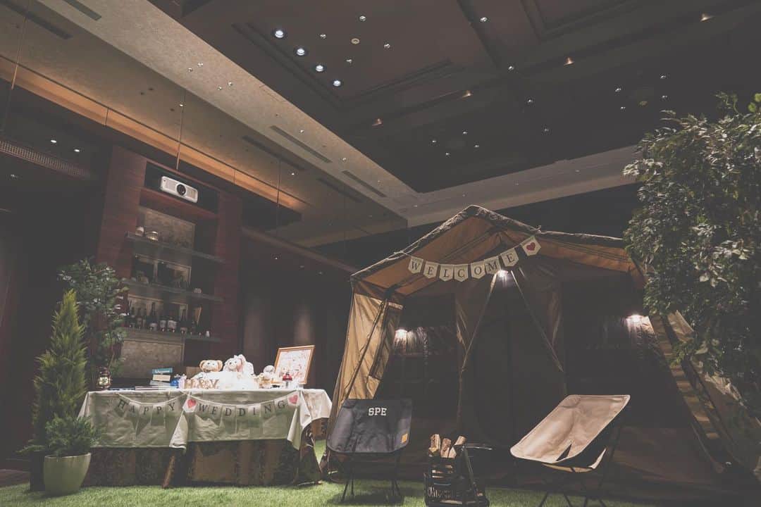 のインスタグラム：「* キャンプが好きな 新郎新婦様🏕 会場の雰囲気にぴったりで お二人らしさがでていて オシャレで可愛いです✨  * *  #lagunaveilpremier #ラグナヴェールプレミア #令和婚#2021春婚#2021秋婚 #wedding#結婚式#関西結婚式#大阪駅直結 #結婚式場#大阪結婚式場#ウェディング #大阪プレ花嫁#関西花嫁 #プレ花嫁#卒花嫁#大阪花嫁 #オリジナルウェディング #ウェディングコーディネート #ウェディングレポ #エスクリ花嫁#エスクリウェディング #エスクリ#ラグナプリエ #ウェルカムグッズ #ウェルカムスペース #ウェルカムアイテム」