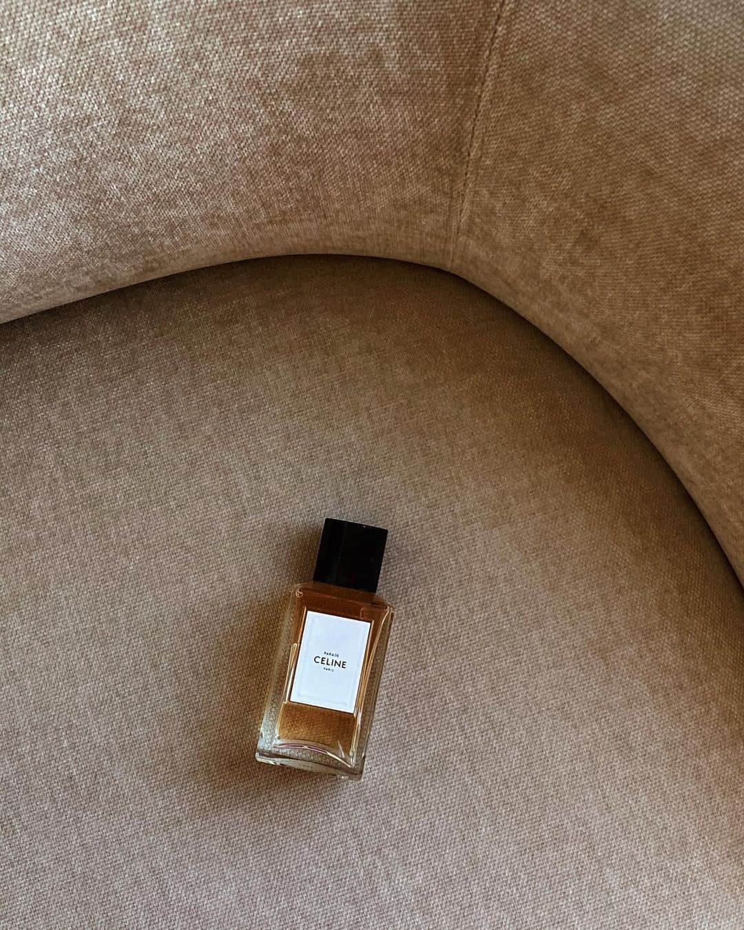 ジュリー・サリニャーナのインスタグラム：「New perfume obsession by Celine! 😍 My second fave perfume on rotation is Debaser by D.S. & Durga. What’s yours?」