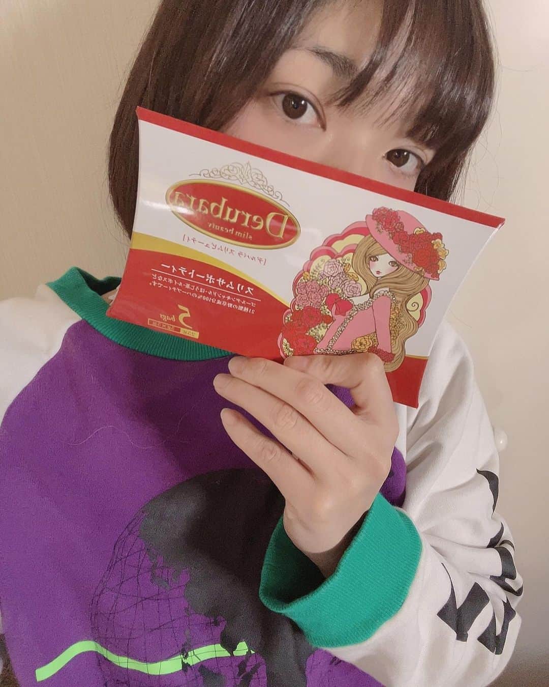 南里のインスタグラム：「この、デルバラスリムビューティ @megu_beauty  を飲み始めてから 毎日出るようになってる。 すげぇ、、  パックになってるから お茶を作って食事と一緒に飲んでる✨  無理矢理お腹痛くなって出るもんじゃないから めっちゃいい、、  身体にもいいものだし 味もおいしいから 飲みやすい✨  #デルバラスリムビューティ #デルバラ #デルバラスリム #MEGUコーポレーション #ダイエッター #美容と健康 #健康茶 #美容マニア #pr」