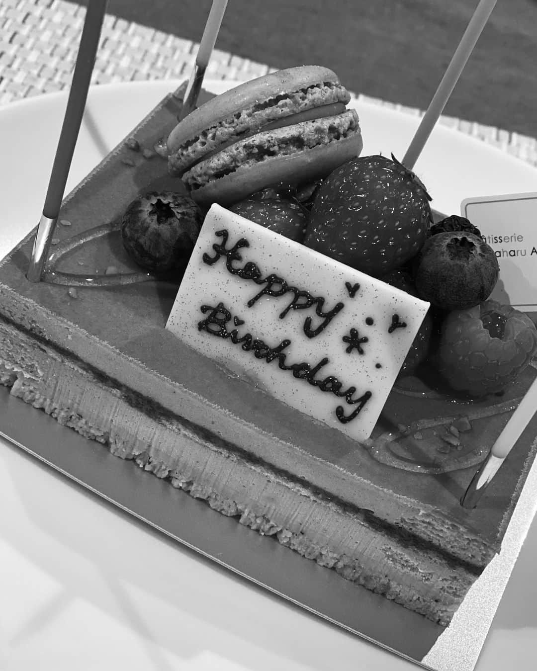 永田杏奈のインスタグラム：「・ 息子が産まれて１週間後に旦那さんの誕生日。 産後につき、大分手抜きさせてもらったけど今年は感慨深い特別な誕生日になりました☺︎❤︎  産後のホルモンバランスの乱れから自分でもひくくらい涙もろくて、困っちゃう。 これが噂のやつなのね。 Happyな涙なのだけど、ただでさえ寝不足でボサボサなのに目が腫れて老け込み注意だわ🤭」
