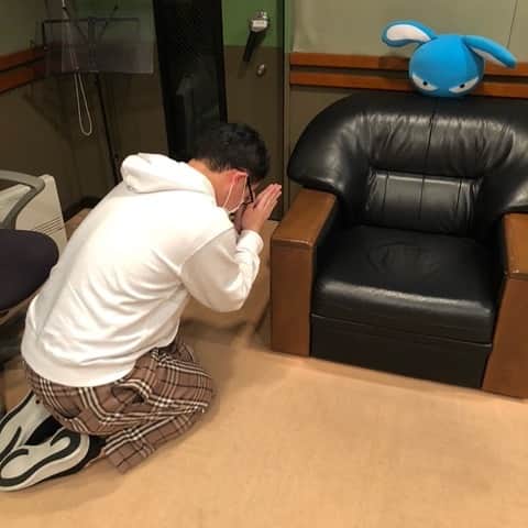 パーマ大佐のインスタグラム：「NACK5「ラジオのアナ(木)パーマネンと一緒」生放送でした！  ADの坂本龍馬ちゃんが今回で最後...。 寂しいけど、新天地でも頑張って！  #パーマ大佐  #ラジオのアナ  #ラジアナ  #nack5  #raji795」