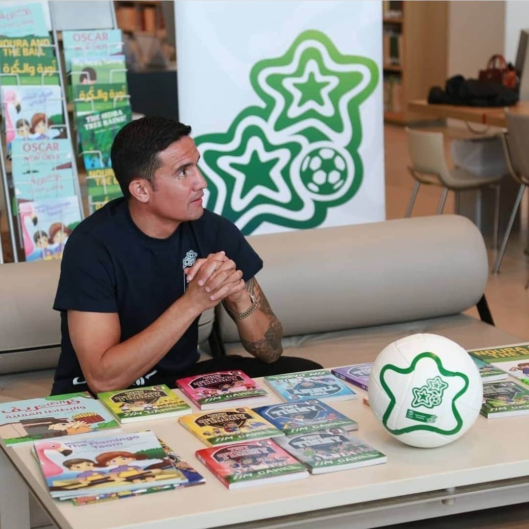 ティム・ケーヒルのインスタグラム：「Another amazing milestone for my childrens book collection @tinytimmyglobal It was my pleasure to donate my books to the @miaqatar📚⚽ I'm focusing on what I can do off the park to encourage kids to enjoy reading and to stay active 💙 #Repost @ga4good • • • • • • We were proud to visit MIA Library with @roadto2022en and GA Ambassador @tim_cahill to donate copies of our children’s books with @maktabaqatar and his Tiny Timmy series. We hope kids visit and enjoy these inspiring and educational football reads ⚽👏  سعدنا الأمس بزيارة مكتبة المتحف الفن الإسلامي مع تيم كاهيل سفير كل من اللجنة العليا للمشاريع والإرث والجيل المبهر، والتبرع بكتب مطالعة للأطفال بالتعاون مع مكتبة-قطر، وسلسلة كتب من تأليف تيم بعنوان Tiny Timmy. نتمنى أن تنال هذه الكتب إعجاب الصغار وأن تكون مصدر إلهام وبداية استكشاف لعالم كرة القدم ⚽」