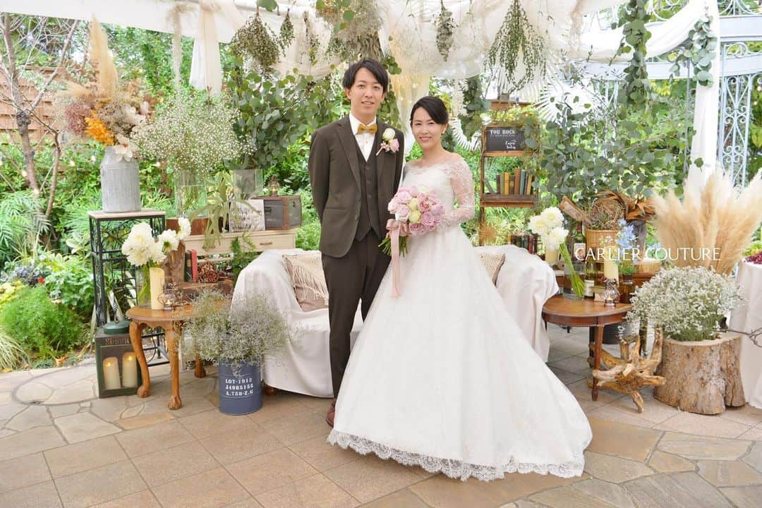 order dress カルリエ クチュールのインスタグラム：「. 【Carlier Couture's bride】 elegant & natural . リバーレースのドレスを ご依頼くださった花嫁さま . エレガントなドレスなのですが、 なにせ花嫁さまご自身が、 立ち居振る舞い、話し方 . 全てがいつもエレガントで まるで当たり前のように、お似合いでした。 （表現が難しいですね。） . 当日のお写真を頂きましたので 少しずつご紹介させてくださいね♡ . .  --------------------------------------------- 【お承り状況】 . ✔︎ドレス〜ワンピースに関しまして . ⚠️6月までのご納品分は、 2月末でお承りを締めさせて頂きます。 初回相談、ご相談メールを頂いていても 正式なご依頼の意向を頂いていない場合は 6月中のご納品が難しくなりますので、 ご了承くださいませ。 . ✔︎ウェディングブラウスに関しまして . こちらは5月〜6月分、 まだ若干の空きがございます。 お気軽にお問い合わせくださいませ。 . . お客様dayは、基本的に金曜日と土曜日 とさせて頂いております。 . 早めにご希望頂ければ ご調整は可能です◎ . 3月の土曜日は、ほぼ満席頂いております🙇🏻‍♀️ 金曜日はまだ空きがございますので、 対面orリモートの初回相談も お気軽にどうぞ…♡ . ---------------------------------------------」