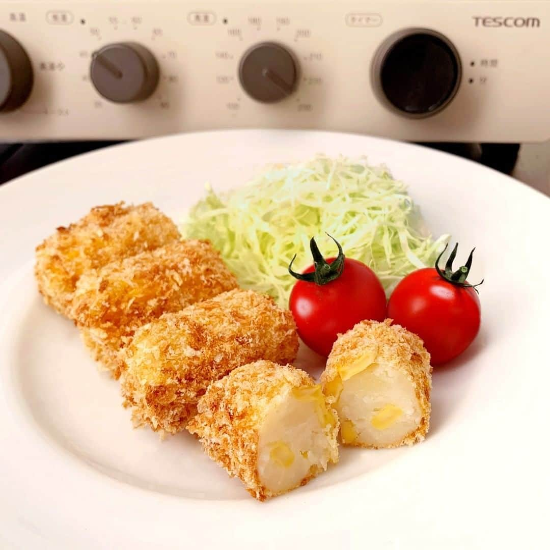 TESCOMshinku_officialさんのインスタグラム写真 - (TESCOMshinku_officialInstagram)「【＜レシピあり♪＞コーンチーズポテトコロッケ】 . 準備から片付けまで一苦労の揚げ物。 . そんな時は、コンベクションオーブンを活用しませんか？ テスコムの低温コンベクションオーブンなら少量の油でサクッと揚がり、油ハネが怖くて嫌厭していた“コロッケ”も簡単にできちゃいます！ . 今回はチーズやコーンを加えたアレンジコロッケ！ お子さまからお年寄りまでみんなで味わえる一品ですので、是非ご家族でお楽しみください♪ . ＜材料＞（約7～8個分） ・男爵いも  1個（150ｇ） 【A】スイートコーン  100ｇ 【A】 粉チーズ  大さじ1 【A】カッテージチーズ  大さじ1 【A】 塩  小さじ1/3 【A】 有塩バター  5g ・パン粉  25g ・卵  1個 ・小麦粉  適量  ＜作り方＞ ①じゃがいもの皮をむき、1ｃｍ角に切ります。 ②①を耐熱皿にのせ、ラップをして電子レンジ600Wで3分加熱します。 ③じゃがいもが熱いうちに裏ごしします。 ④③に有塩バターを入れ溶かし、【A】を入れざっくり混ぜ俵型に整える。（約7～8個） ⑤天板にクッキングシートを敷き、パン粉を平らにのせ、高温ファン有／温度230で、2分加熱します。 ⑥④に小麦粉・溶き卵・⑤のパン粉の順につけて、クッキングシートを敷いた天板に並べます。 ⑦高温ファン有／温度230で10分加熱します。途中5分加熱したところで裏返します。出来上がったらお皿に盛り付け、完成です。 . . 皆さんは低温コンベクションオーブンでどんなお料理を作っていますか？ #テスコムキッチン をつけて投稿して見てください💞 皆様の素敵なお写真をご紹介させていただきます✨  --------------------------------------------------- TESCOMキッチンの公式アカウントです✨ 毎日の暮らしをもっと楽しく、便利にするお役立ち情報を発信していきます♪  人気商品の低温コンベクションオーブンTSF601はテスコム公式ONLINE SHOPで購入可能！詳しくはプロフィールのURLをチェック ! --------------------------------------------------- . . #TESCOM #調理器具 #家電 #おしゃれ家電 #料理男子 #料理女子 #おうち時間 #おうちで過ごそう #おうちごはん #家庭料理 #クッキングラム #デリスタグラム #料理記録 #料理好きな人と繋がりたい #時短レシピ #晩ごはん #手料理 #手作りご飯 #簡単レシピ #よるごはん #彼ごはん #節約レシピ #お弁当おかず #じゃがいも料理 #手作りコロッケ #オーブン料理 #コロッケレシピ #低温コンベクションオーブン #コンベクションオーブン」2月26日 16時00分 - tescom_kitchen