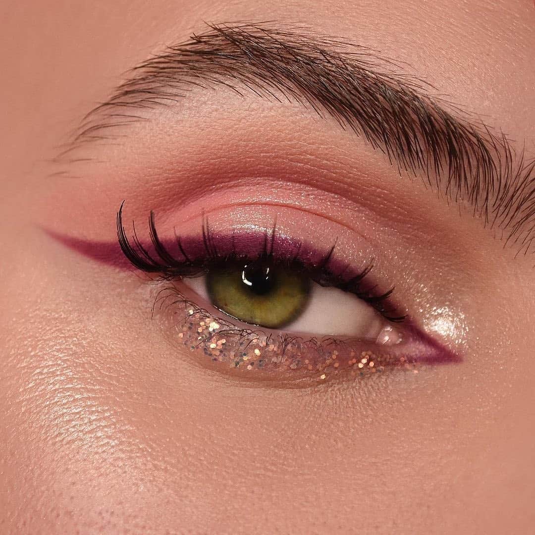 のインスタグラム：「Вечеринка на закате 🌟 Дресс-код — тени #MACEyeShadow — Libra, стрелка, созданная помадой #MACRetroMatte Liquid Lipcolour — High Drama, и сверкающий глиттер #MACGlitter — Iridescent White. Оцени сияние от ✨ до ✨✨✨ в комменатариях. ⠀ MUA: @fabiogrisieti_makeup for @maccosmeticsitalia ⠀ #MACCosmeticsRussia」