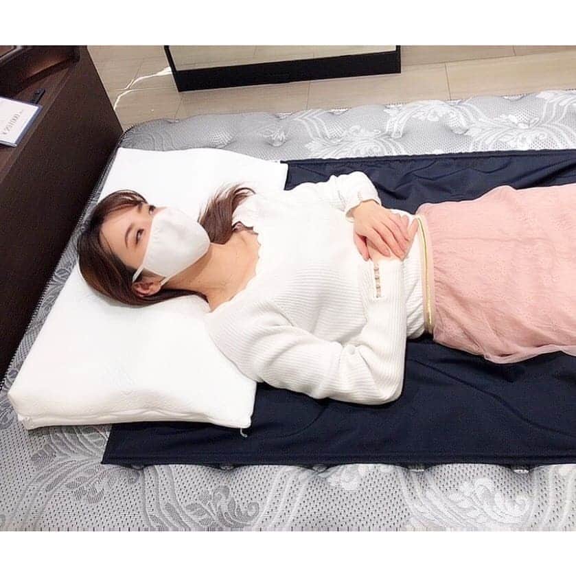 垰智子さんのインスタグラム写真 - (垰智子Instagram)「ベッドで過ごす時間って1日の中で以外と大きいから快適な睡眠環境ってとっても大切🛏💤 . 最近身体の疲れもひどいので、ベッド・マットレスのSealy (シーリー)で 体圧分散測定器 を使って、最適なマットレスとピローの組合せによるパーソナル診断を体験させてもらったよ♪ . @sealy_jp は、米国シェアNo.1のベッドメーカーで、良い眠りでますます健康になれるように、寝具の快適化を考えて作られてるの✨ . 4種類の枕を体験して、体圧分散測定器でどこに重さがかかってるか確認したんだけど、本当に枕で全然寝心地が違うの💕 . マットレスと枕の組合せで寝心地が大きく変わってくるから、良質の睡眠には、寝具の組合せってとっても大切なんだなぁと改めて、実感したよ☺ . 店舗での体験は、蜜を避けるために 『ご来店予約サービス』を利用すれば 快適に体験出来るからぜひ、行ってみてね☆ . #sealy #シーリー #シーリーベッドギャラリー #PR #枕 #bedroom #寝具 #sleeping #sleep #睡眠改善 #睡眠の質」2月26日 16時04分 - taotao_tomo