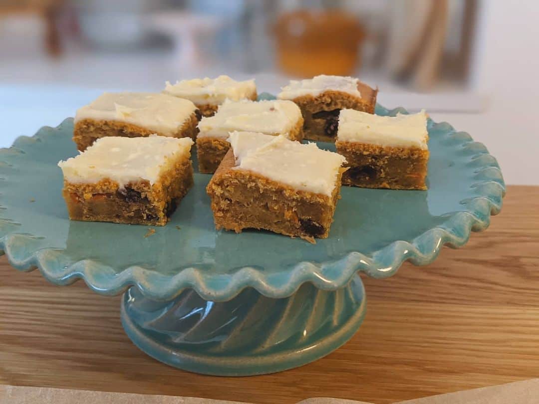 はるあんさんのインスタグラム写真 - (はるあんInstagram)「キャロットケーキを試作しています🥕 驚くほどかんたんだから、 日々のおやつになればいいなと思いをこめてぐるぐる。  ちょっと上にぬったクリームが少なくて不格好になっちゃったので、改良します〜。  #はるあんおやつ部」2月26日 16時04分 - haru_fuumi