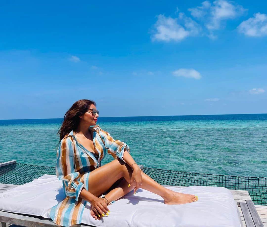 ビパシャ・バスーさんのインスタグラム写真 - (ビパシャ・バスーInstagram)「The Blues of Happiness❤️ 📸 the best photographer @iamksgofficial 😍 #loveyourself @stregismaldives」2月26日 16時09分 - bipashabasu