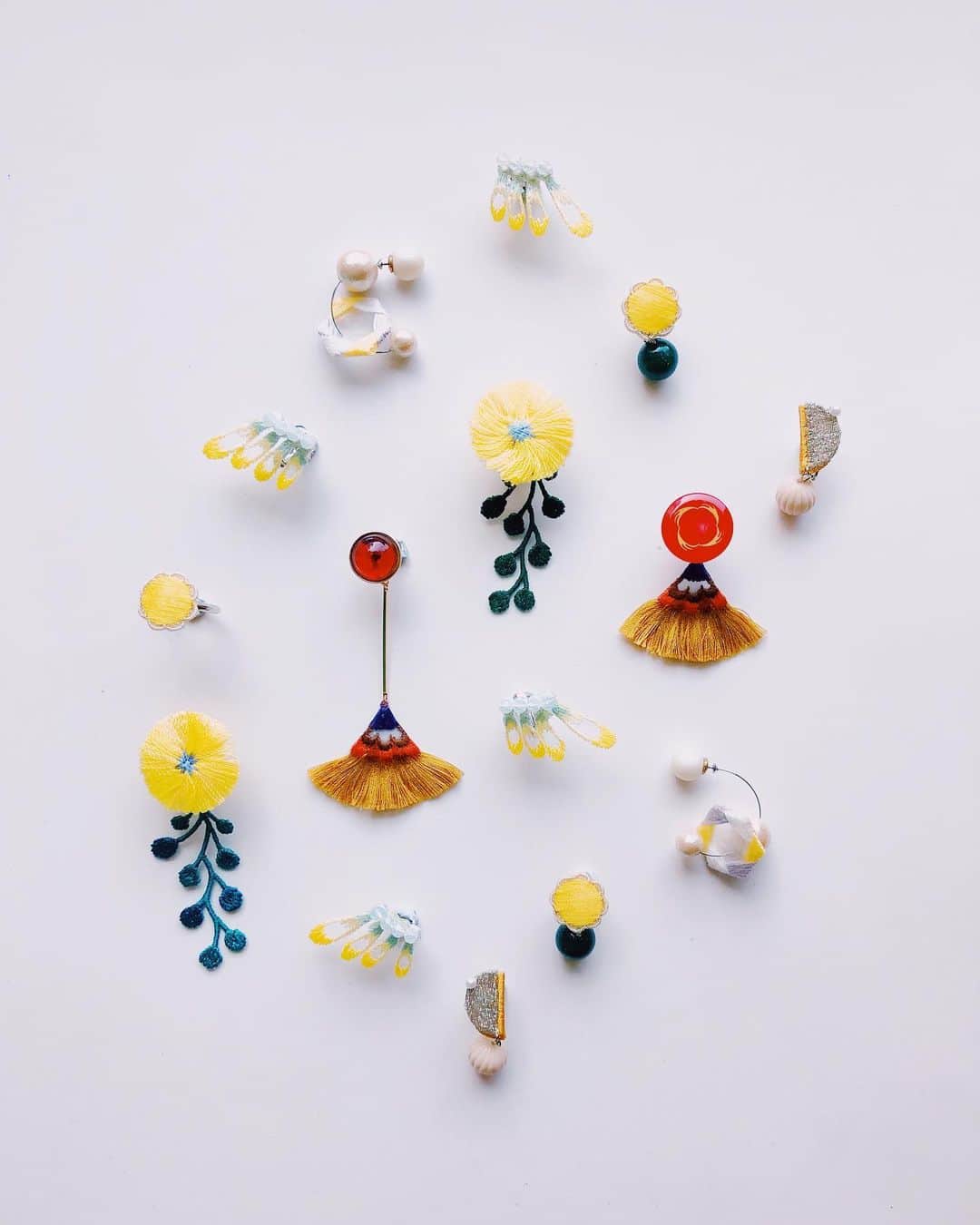 suzukirieのインスタグラム：「🐰Usagi pour toi🐰 @usagipourtoi  大阪店さんでのポップアップは 3/3🎎まで！ こちらはイエロー×マスタードのコーディネート🟡🟠 イエローは暖色系や寒色系、 モノトーン、ブラウン系と、 どんなカラーにも合わせやすいアクセント🟡 シーズンを通して取り入れられる楽しいカラーです🕊  #patterie #embroidery #accessory #accessories #アクセサリー #刺繍 #usagipourtoi」