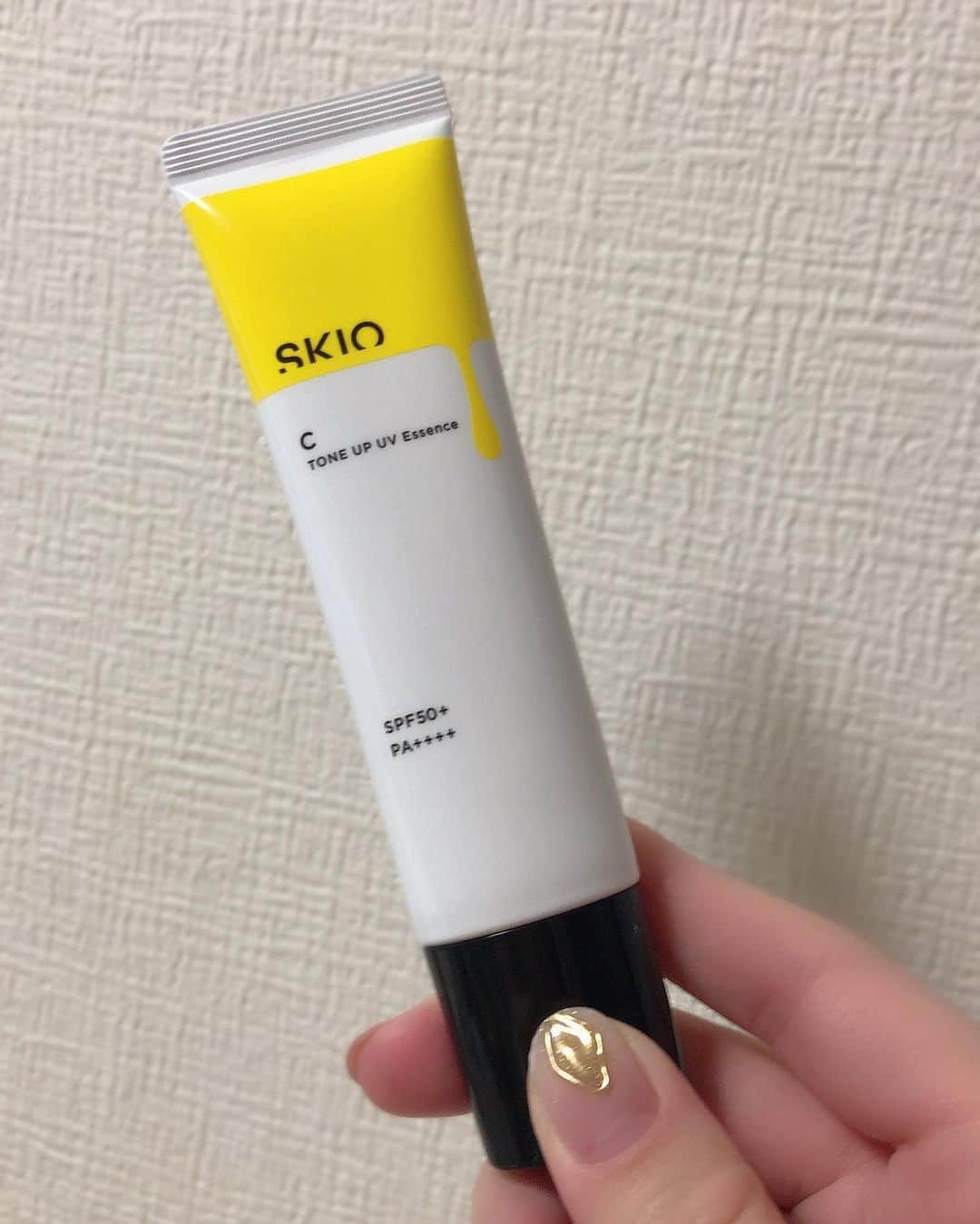 のインスタグラム：「@skio_official さんからSKIO VC トーンアップUVエッセンス日焼け止め美容乳液を頂きました🌼  ロート製薬のSKIOから3月1日(月)に新発売するビタミンC誘導体配合の“悩みに効かせる”全方位トーンアップUVエッセンス 1品で4役叶える、効率型UV美容乳液  ① 紫外線でもブルーライトの光でも、全方位トーンアップを叶えるイルミナスキンパール ② デイタイムも悩みに効かせる浸透技術 ③ 最高峰のUVカット効果と1日中うるおい続く保湿力  美容液+乳液の便利アイテム ベトベト感もなくてサラッとした感じで薄塗りでトーンアップするから塗ってる感がなくてコスパも良いしこれは良い！！と思った！ これから春も来るし日差しの強い人の味方！たくさん使えるね💗  #SKIO#SKIOVCトーンアップUVエッセンス日焼け美容乳液#日焼け止め#日焼け止め美容乳液#コスメ#コスメ#プチプラコスメ#pr」