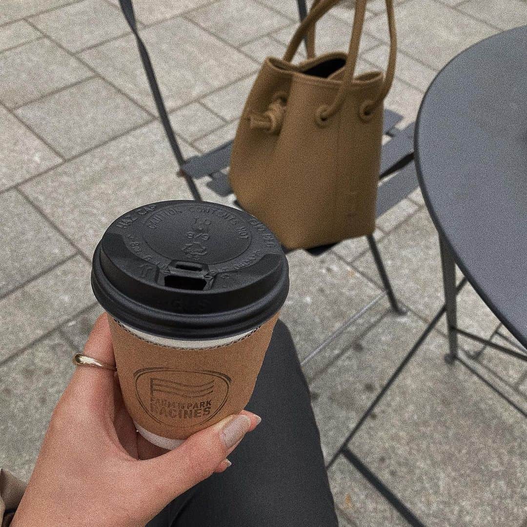 樽見麻緒のインスタグラム：「ひっさしぶりに外でcoffee time𖠚 天気が曇りなのが残念でしかないけど☁️😧 もうすぐお花見の季節だね~🌸 ׅ #池袋#南池袋公園#男の子ママ#カフェ#ママライフ#coffeetime#momlife#mom#park#ikebukuro」