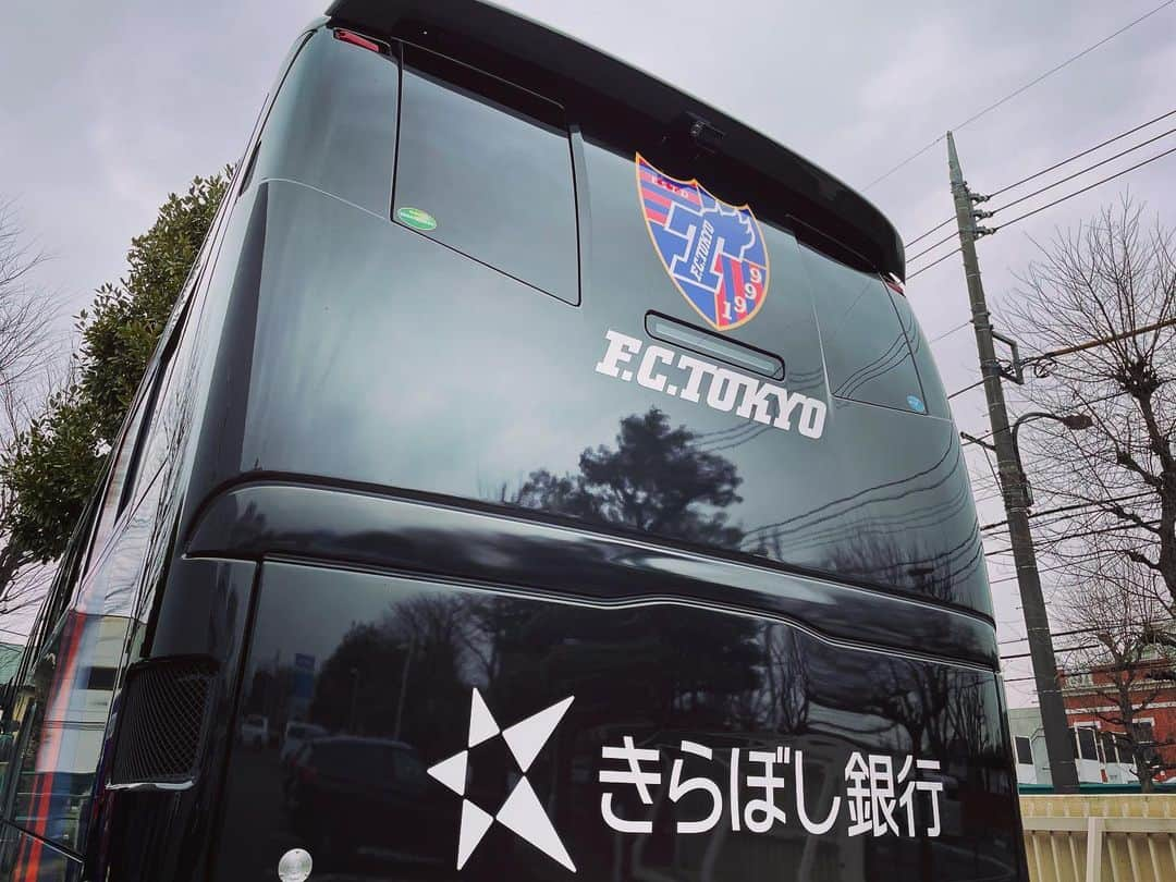 FC東京オフィシャルグッズさんのインスタグラム写真 - (FC東京オフィシャルグッズInstagram)「🔵🔴 このたび、新しいオフィシャルチームバス #バモバス が完成いたしました!!!!!👏👏😆🔵🔴  チーム移動時には、これまで使用していた #バモバス に加えて2台の運行をいたします!!✨🚌 @fctokyoofficial  #FC東京 #fctokyo #tokyo」2月26日 16時12分 - fctokyoofficial