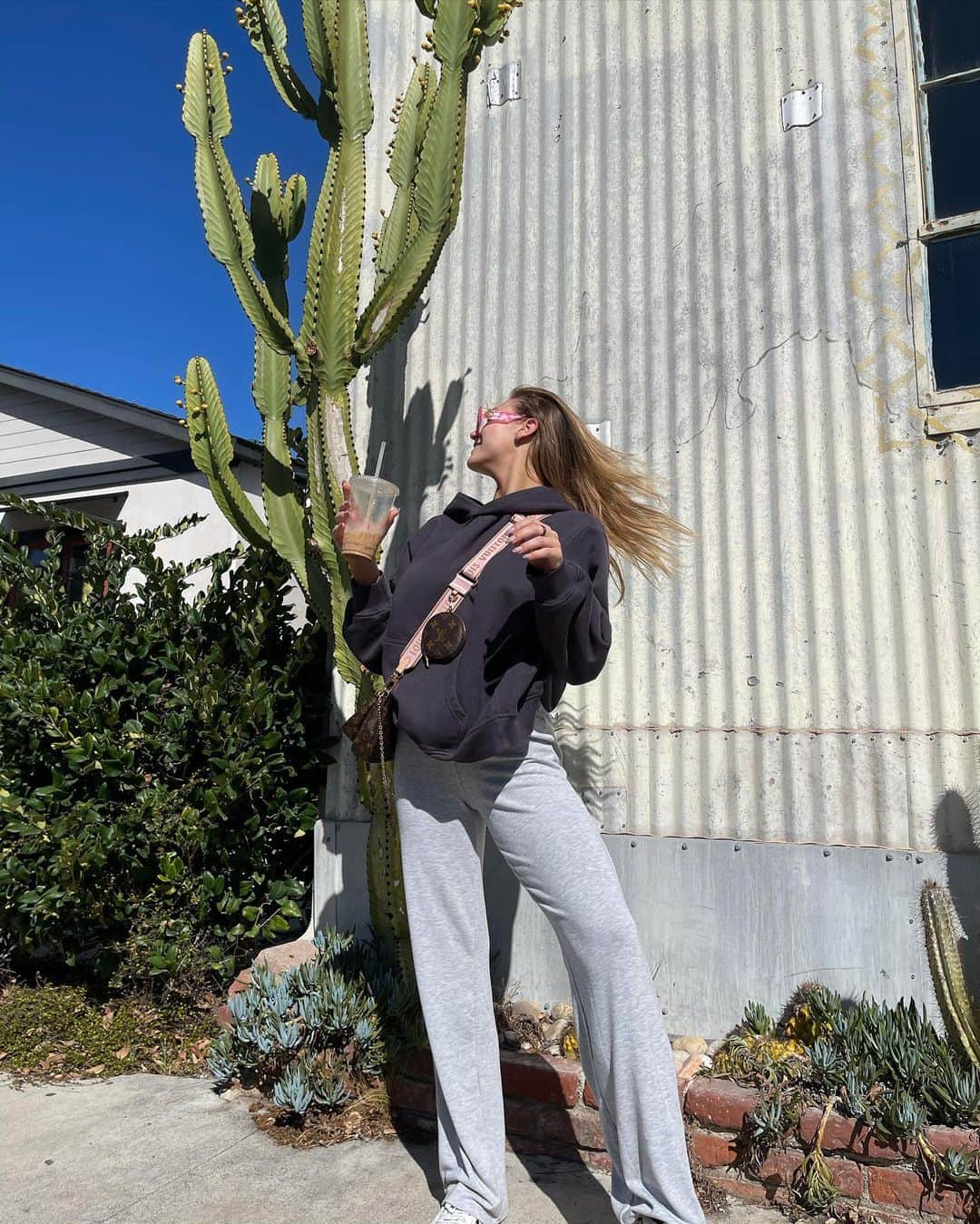 オータム・ミラーのインスタグラム：「Got my morning coffee 🥰」