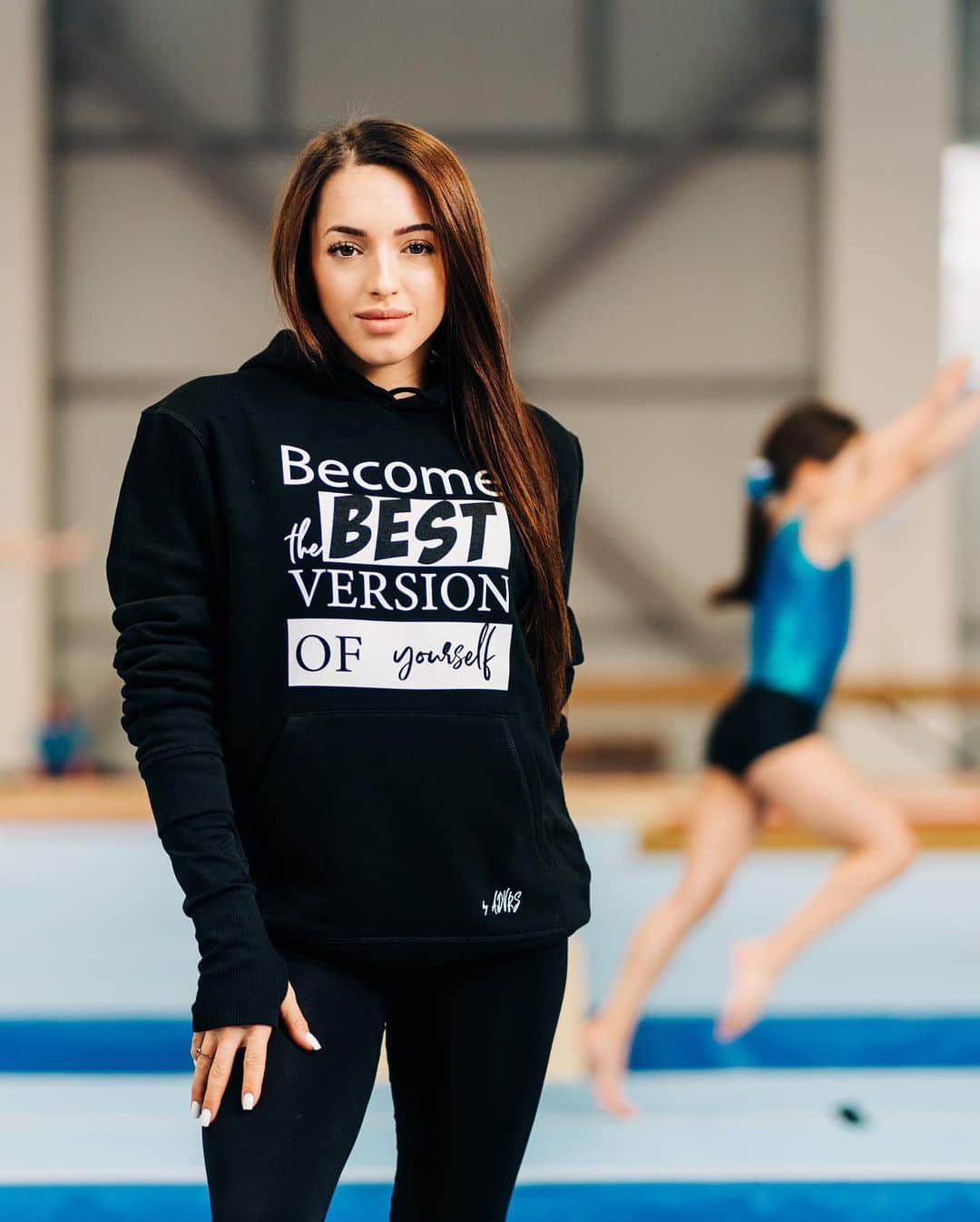 ラリサ・ヨルダケのインスタグラム：「Inca doua modele de tricou/hanorac concepute imperuna cu @advrs_com ce le puteti gasi si pe acestea pe site-ul lor!  Sper sa va placa si sa va regasiti im ceea ce doresc eu sa inspir. Fecare dintre noi avem nevoie sa devenim cea mai buna versiune a noastra. 🧚🏼‍♀️✨💜」