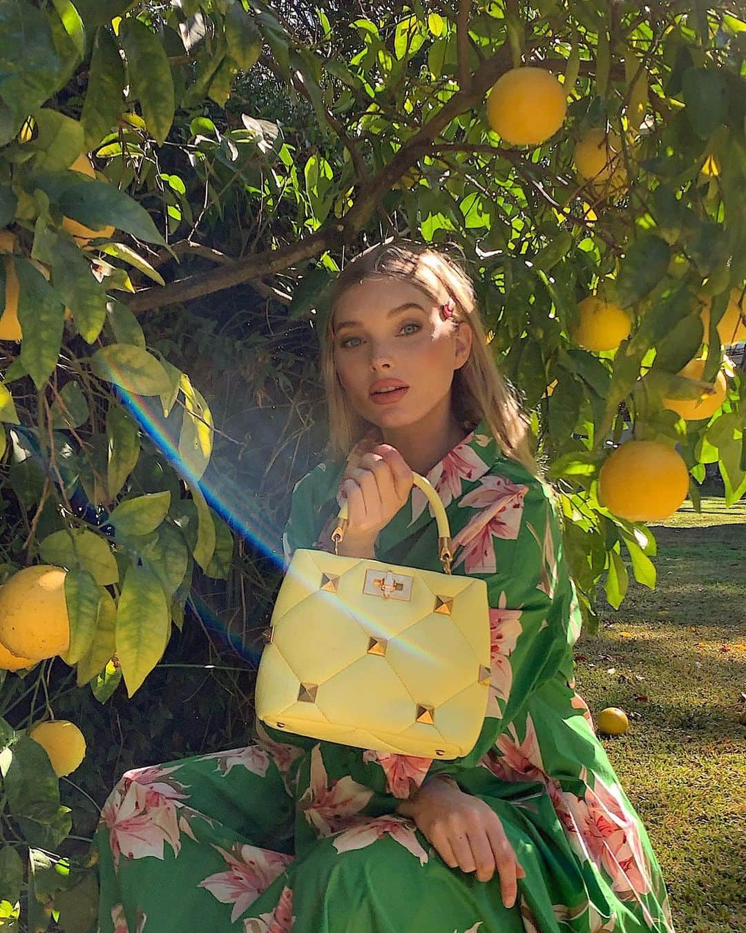 エルザ・ホスクさんのインスタグラム写真 - (エルザ・ホスクInstagram)「Some @maisonvalentino sunshine for you!🌞✨🌻🍋in the garden dressed in the new Valentino Garavani #valentinocollezionemilano and #RomanStud top handle bag✨#ad」2月27日 3時16分 - hoskelsa