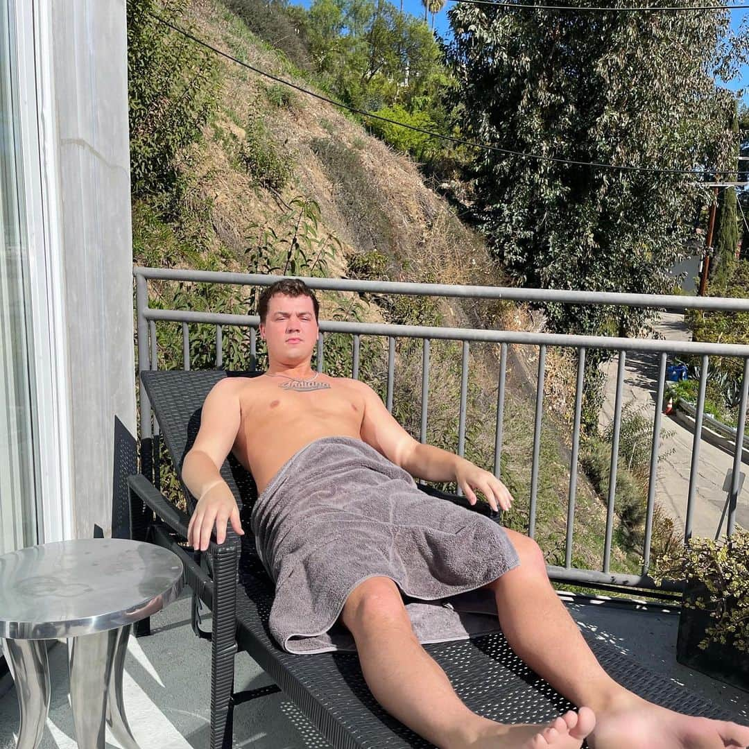 テイラー・カニフのインスタグラム：「Catching these rays 😀 drop a like if your excited for the weekend! Bom dia aproveite seu fim de semana ♥️」