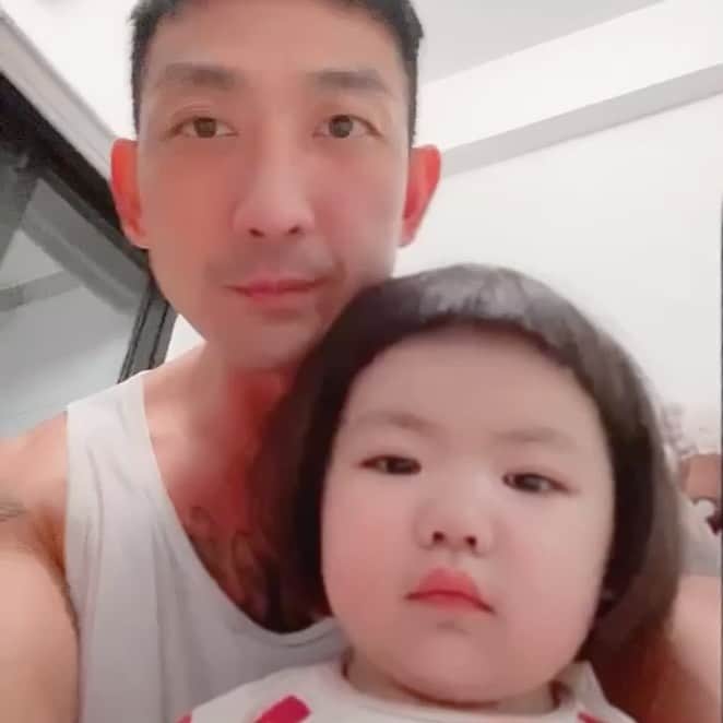 サム・リーのインスタグラム：「My baby @lucy.is.good」