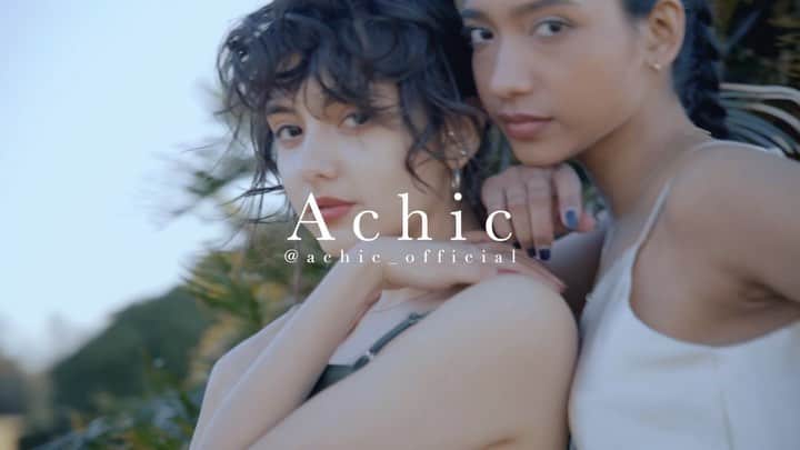 島野ミキのインスタグラム：「・  Achic(アシック) @achic_official  "洗練された魅力的なさりげない着こなし" 今日やっとこopenしました😍🙌  Photo/ @miki_shimano  Movie/ @chovy814  hair/ @roys.nishi24  model/ @emilitavalenttina & @reinammry  lease/ @laxus__official   いや〜過去一時間に追われた１週間でした。笑  でも有難い事に注文が既に何件かしてくださっていて しかも1番の押しアイテムが売れて嬉しいです🥺💓  在庫が少なくなってきている商品もあるので 迷ってる方はお早めにご検討を🙏✨✨  #Achic#アシック#Achicアンバサダー#new#newopen#アパレル#ファッション#春夏#春服#春服コーデ #コーデ#コーティネート #新作#fashion#SS#Collection#fashionstyle#Style#ootdfash#summer#springnails」