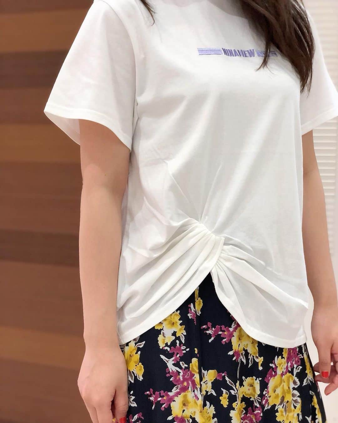 新谷美奈さんのインスタグラム写真 - (新谷美奈Instagram)「Nina mew Spring Collection🌷﻿ ﻿ 合わせたTシャツも早速大人気☺️🌸﻿ 春色のロゴ刺繍が超絶かわいいのと🥺💕﻿ ブラウス見えするツイストデザインが﻿ とっても新鮮🤍﻿ ﻿ ウエスト位置のツイストのおかげで﻿ ロングスカートも﻿ バランスよく着こなせます😊﻿ ﻿ Nina mew﻿ T-shirt ¥9,000+tax﻿ skirt ¥42,000+tax﻿ ﻿ @ninamew_official#Ninamew#ニーナミュウ#セレクトショップ#selectshop」2月27日 1時49分 - mina__0215