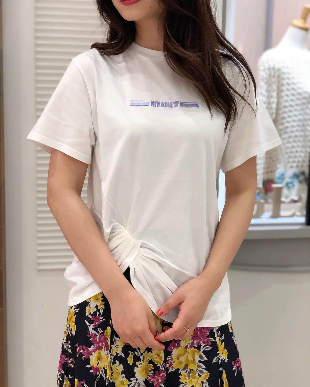 新谷美奈のインスタグラム：「Nina mew Spring Collection🌷﻿ ﻿ 合わせたTシャツも早速大人気☺️🌸﻿ 春色のロゴ刺繍が超絶かわいいのと🥺💕﻿ ブラウス見えするツイストデザインが﻿ とっても新鮮🤍﻿ ﻿ ウエスト位置のツイストのおかげで﻿ ロングスカートも﻿ バランスよく着こなせます😊﻿ ﻿ Nina mew﻿ T-shirt ¥9,000+tax﻿ skirt ¥42,000+tax﻿ ﻿ @ninamew_official#Ninamew#ニーナミュウ#セレクトショップ#selectshop」