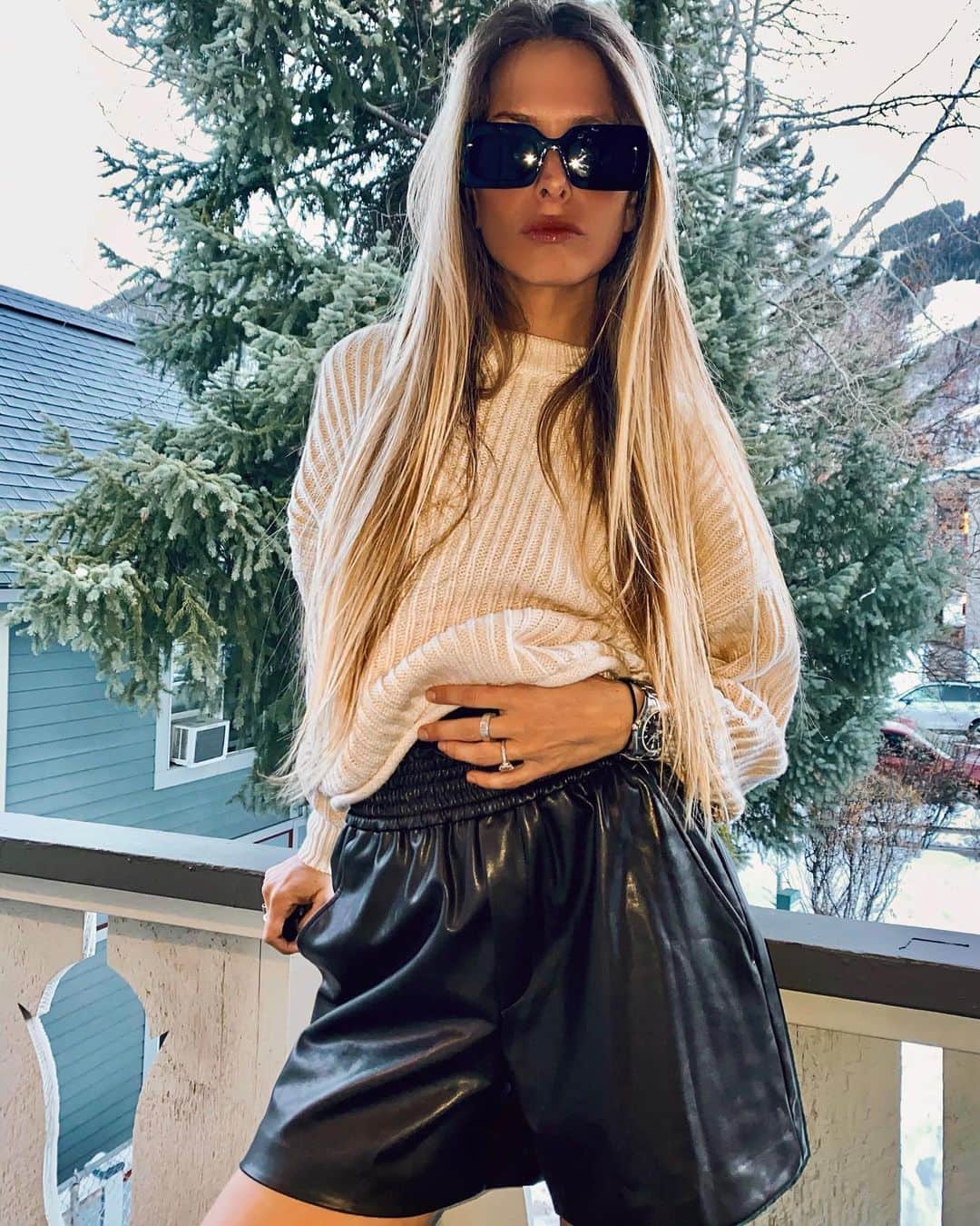 エーエルシーのインスタグラム：「The perfect pairing 👌 @pamelatick in our Lianne Sweater and Kaleb Short.」