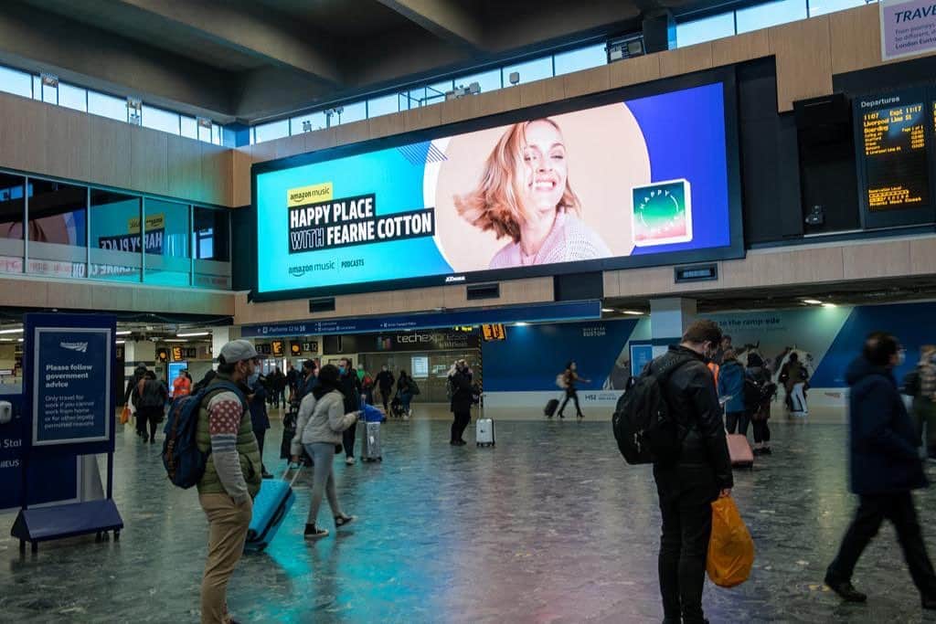 ファーン・コットンのインスタグラム：「Thanks @amazonmusicuk 🎧 And hello to all the commuters I’m swishing my hair at. If you haven’t checked out @happyplaceofficial the podcast yet give it a try. It’s a positive space for deep chat and you just might love it.」