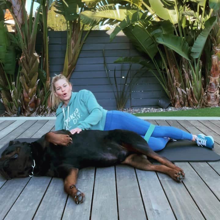 キャンディス・キャメロン・ブレのインスタグラム：「It’s not always easy to workout to the @kirastokesfit app when Boris wants belly rubs 🤪」