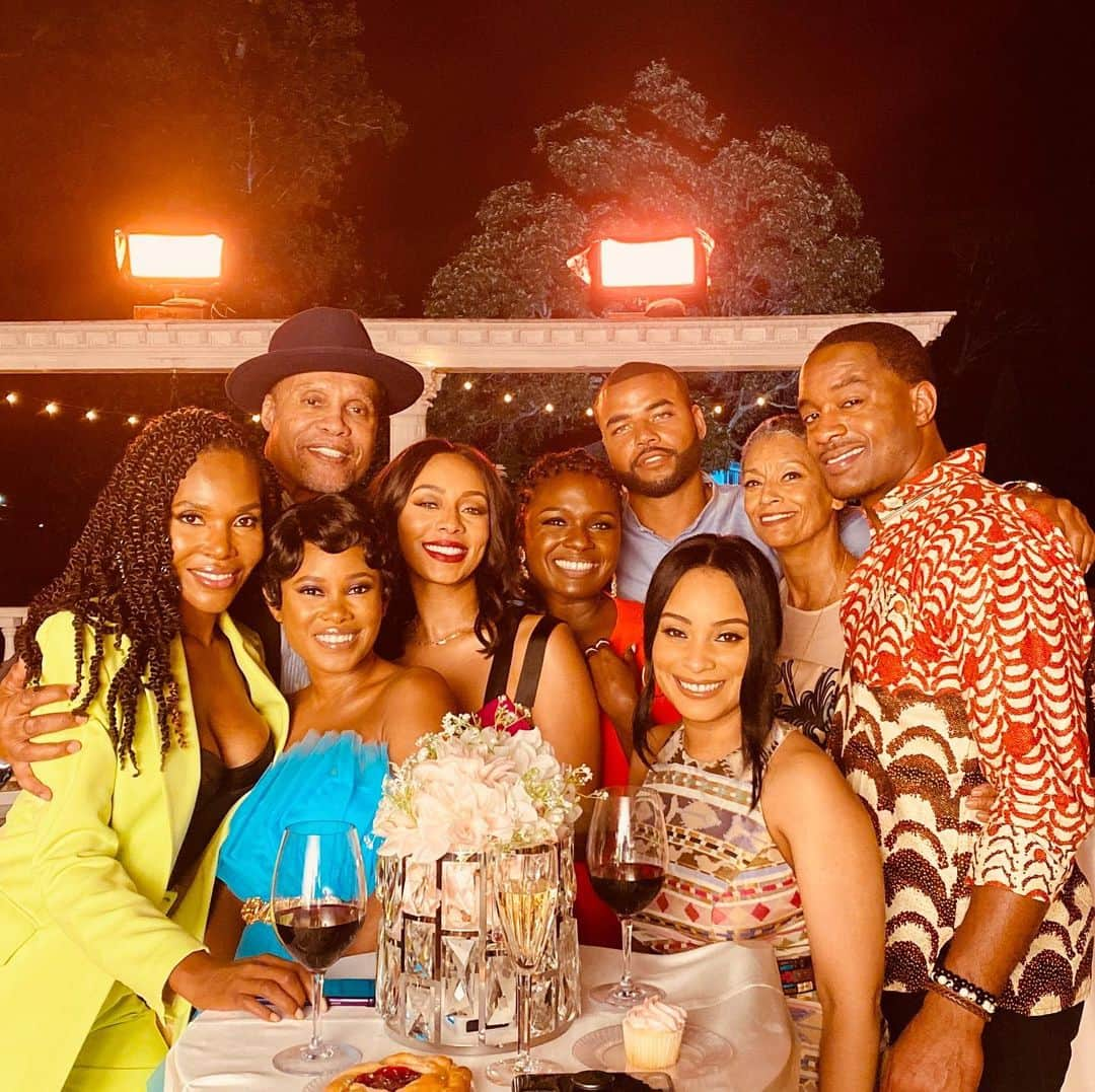 ケリー・ヒルソンのインスタグラム：「Thas one good lookin cast, ain’t it?! I can’t wait for you to see us in ACTION! 🎬😆 #DontWasteYourPretty Premiers THIS SUNDAY!!! 8/7 Central on @tvonetv. 🍿🍷 #blacklove」