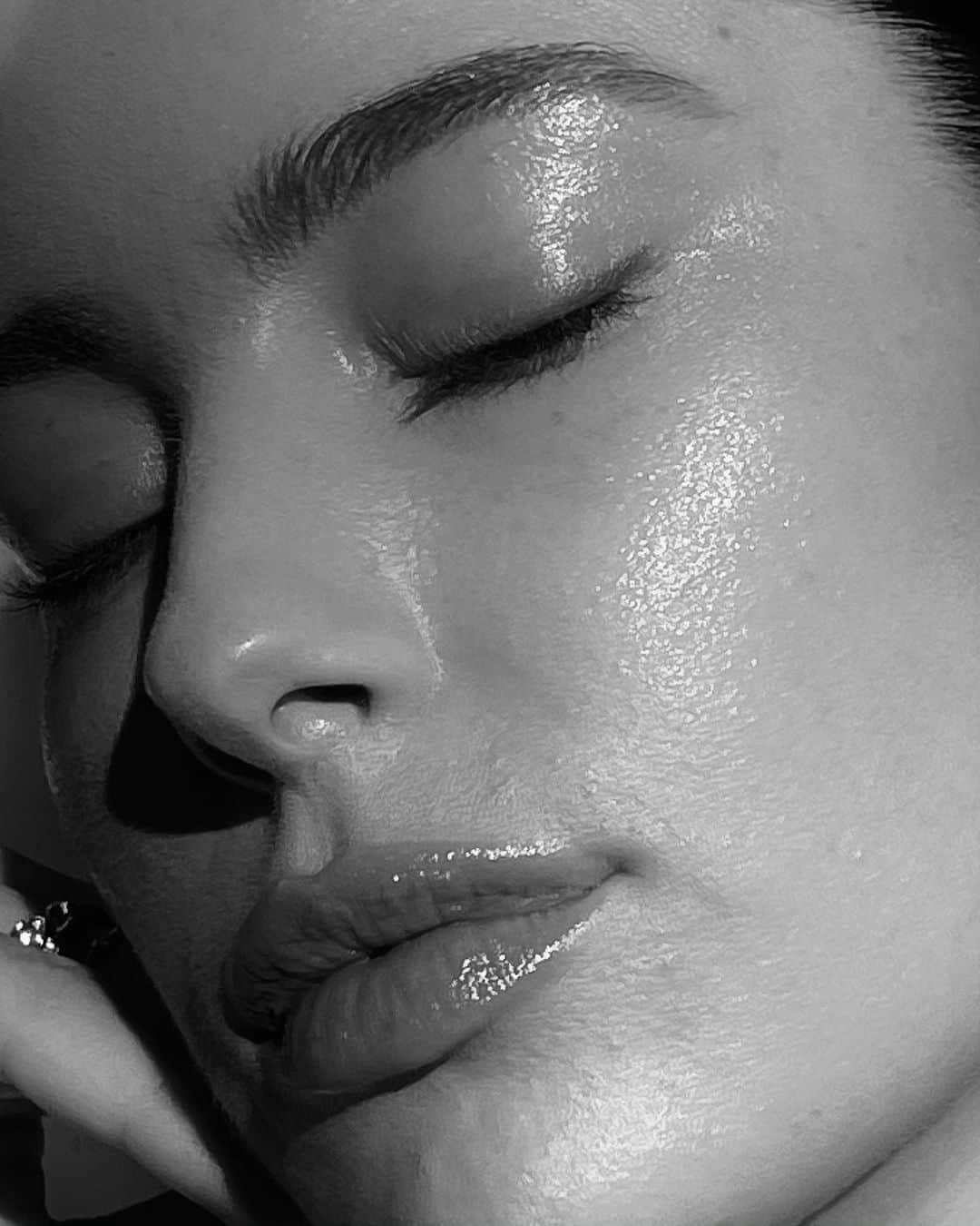 Mathilde Goehlerのインスタグラム：「I am so happy to introduce my partnership with @elizabetharden 🤍 90’s kids need no introduction 🤍 the most nostalgic scent and feel for me. Is the 8h from @elizabetharden, a calming and healing balm that also works as the best highlighter for dewy skin 💦」
