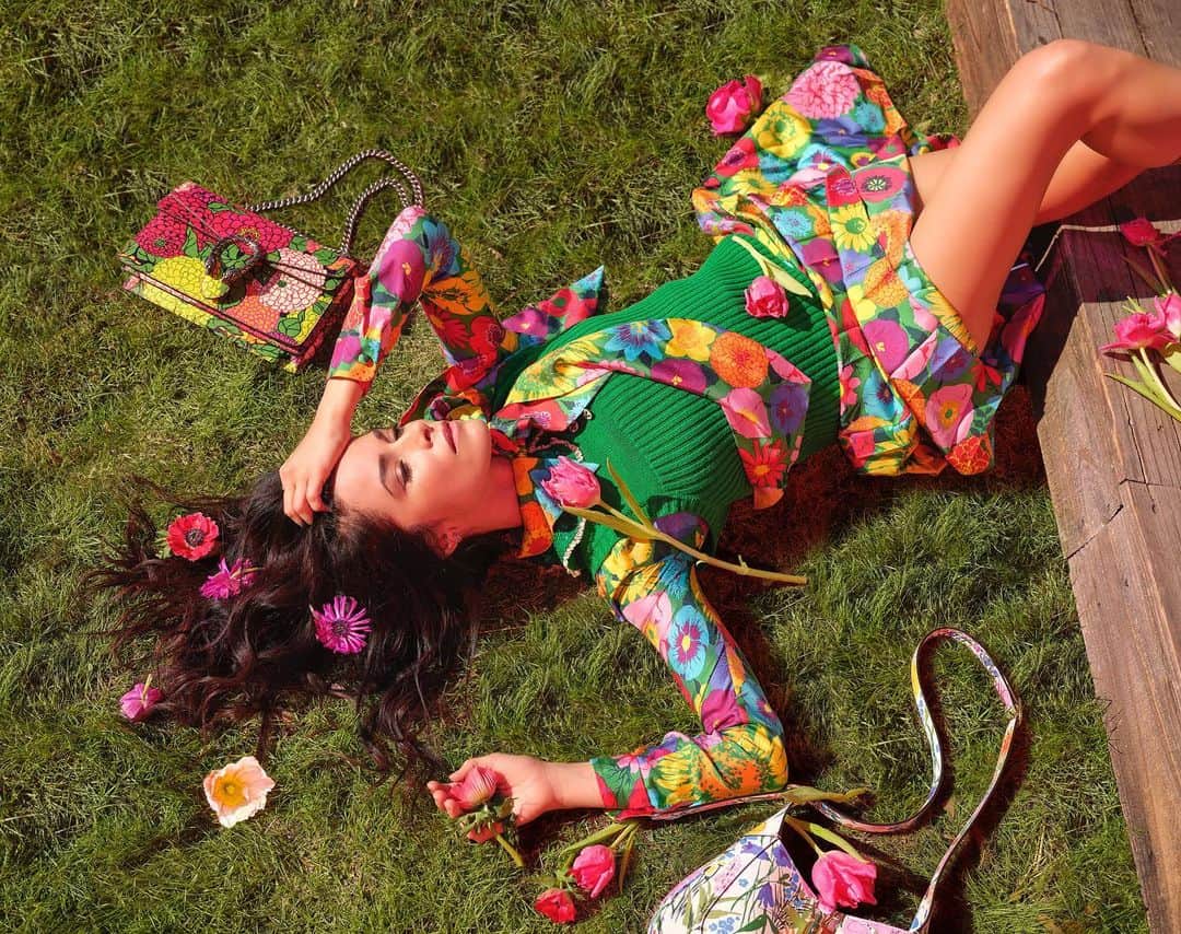 アビゲイル・スペンサーのインスタグラム：「Splendor in the grass. 🌿 Thank you @ccaliforniastyle @jennifersmith_c for letting @countylineflorals floral up this epic spring @gucci #KenScott story.  📷 @markgriffinchampion  💃🏻 @rebecca.russell_  💆🏻‍♀️ @claytonhawkins  💄@bethanymccarty  💐 @countylineflorals」