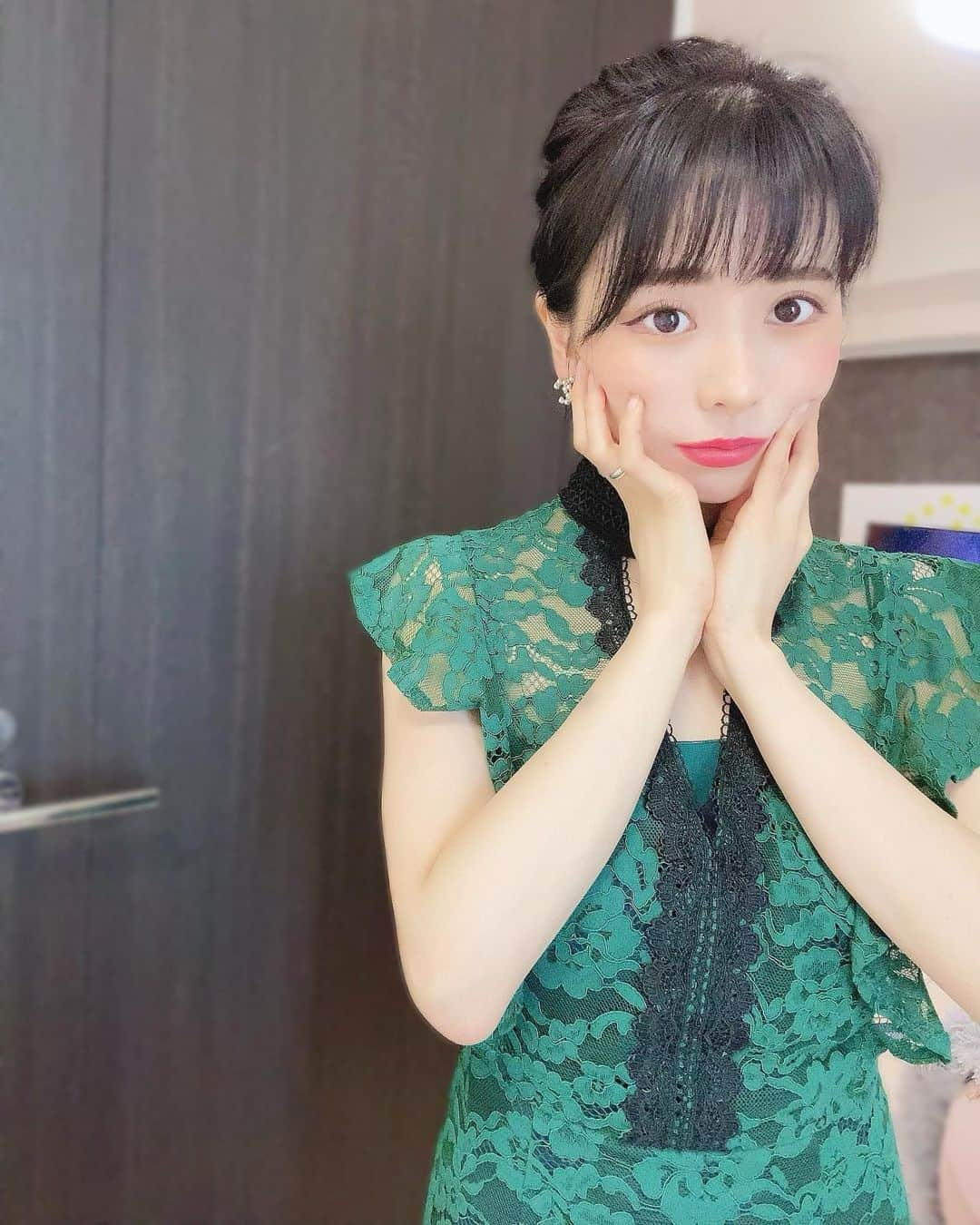 まんまるとまとさんのインスタグラム写真 - (まんまるとまとInstagram)「Green dress👗 ・ 今月も終わりだ😵 二月短いから あっという間に おわっちゃう・ ・ ・ ・ ・ ・  #ドレス #低身長コーデ #イチナナ  #アフタヌーンティー #女子会  #ドレスアップ #まとめ髪 #コンカフェ  #キャバクラ #キャバドレス #キャバ #セルカ #グリーンカラー #歌舞伎  #ふともも #二の腕 #インスタグラビア  #ホステス #銀座 #六本木 #キャバ嬢  #ミナミ #ラウンジ #自撮り  #japan #tokyo #body  #dress #dressup #makeup」2月27日 1時57分 - manmaru_tomato