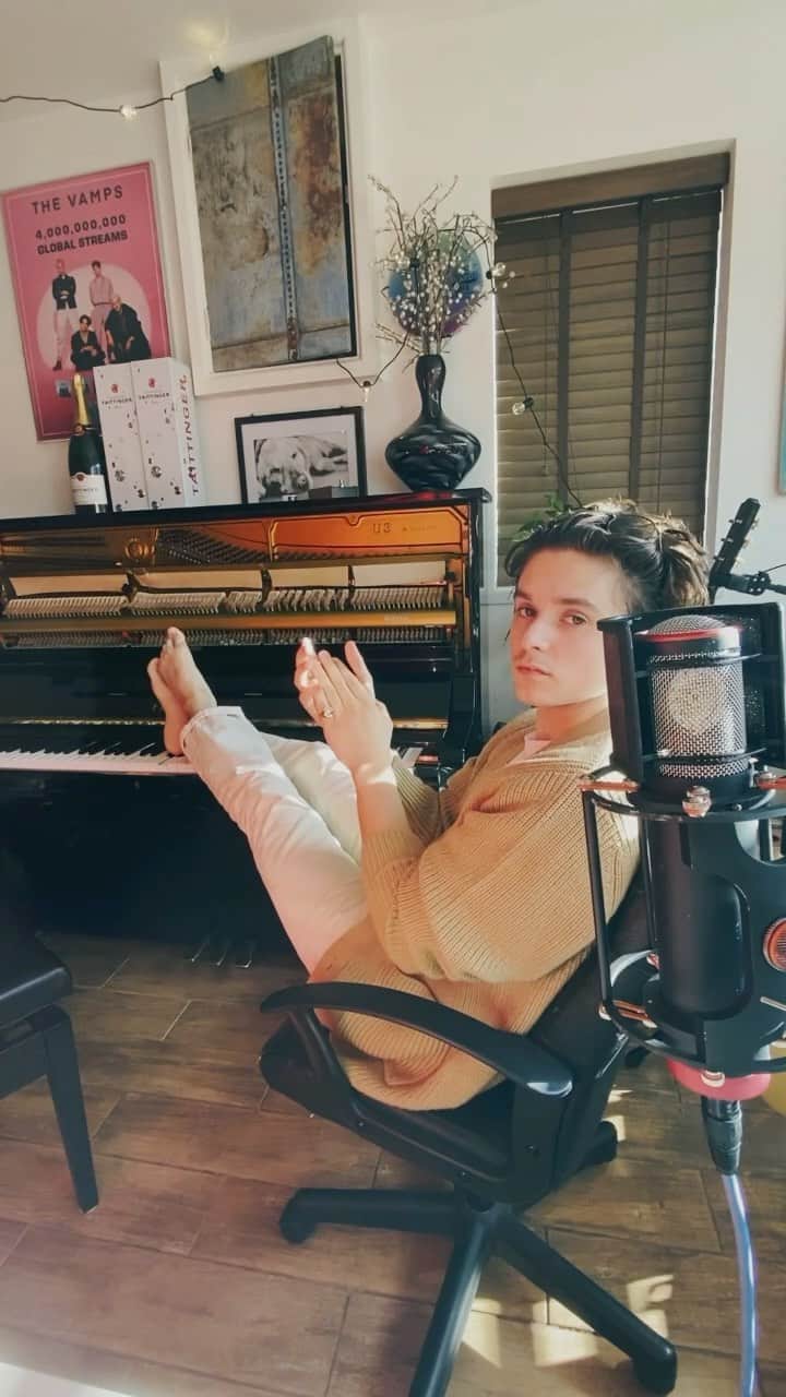 のインスタグラム：「Make it a bank holiday Bojo x」