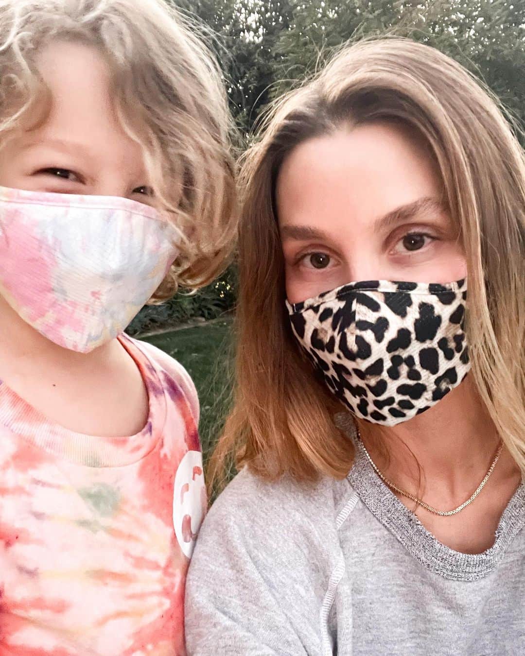 ホイットニー・ポートのインスタグラム：「Even with a mask on he is still too much! We are sporting @meetenro masks. Soooo many cute prints. All their masks are adjustable, breathable and lightweight,  so we stay comfortable no matter how long we wear them. Comfort has been so essential while searching for masks for Sonny.  He wears his at pre-school ALL DAY!  PLUS, Enro masks have an extra protective filter and are machine washable! Relieved to have a mask option that I don't have to hand wash - definitely don't have time for that. If you are in the mask market - check these out! #enro #meetenro #sustainablemask #ad」
