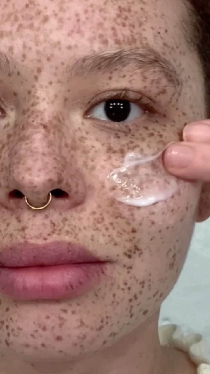 のインスタグラム：「Tellement envoûtant 😻 Zoom sur le teint naturel et hydraté d’@o.g.queen avec les produits @guccibeauty 🤍  Produits utilisés : ✨ Sérum de beauté soyeux  ✨ Fluide de beauté fini naturel (disponible en 40 teintes) ✨ Crayon définition sourcils ✨ Poudre de beauté mat naturel ✨ Mascara l'obscur pour des cils déployés ✨ Éclat de beauté gel gloss multi usage ✨ Rouge à lèvre mat teinte 208  Uniquement chez SEPHORA. #SephoraFrance #GucciBeauty」