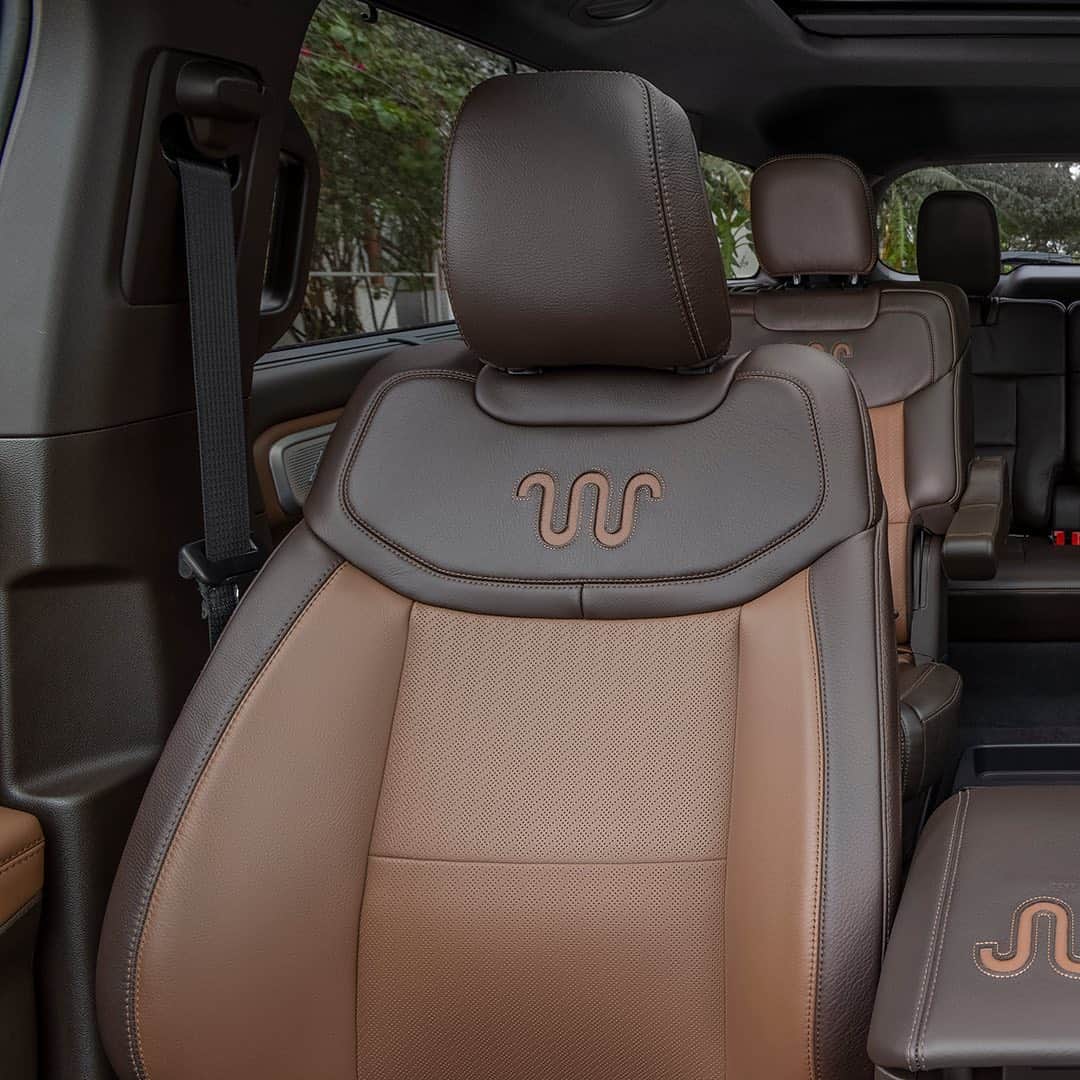 Fordさんのインスタグラム写真 - (FordInstagram)「Rugged appearance. Refined craftsmanship. And more than 85 sq. ft. of rich Mesa Del Rio leather. That’s the all-new 2021 #FordExplorer King Ranch® Edition.​  @kingranchinc #ford​  *Preproduction model shown. Available features shown throughout. Available Spring 2021.​  *King Ranch® is a registered trademark of King Ranch, Inc.」2月27日 2時01分 - ford