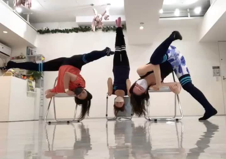 佐々木みえのインスタグラム：「acro chair dance 今日は練習行けず、、。 またがんばる  #柔軟 #ストレッチ #ボディメイク #体幹 #バランス #ダイエット #acrochair #acrochairdance #yoga #脚 #トレーニング #椅子 #イス #チェアー #chair #training #fitness #fit #body #workout #happy #instagood #style #instafollow #followme #girl #ladies」