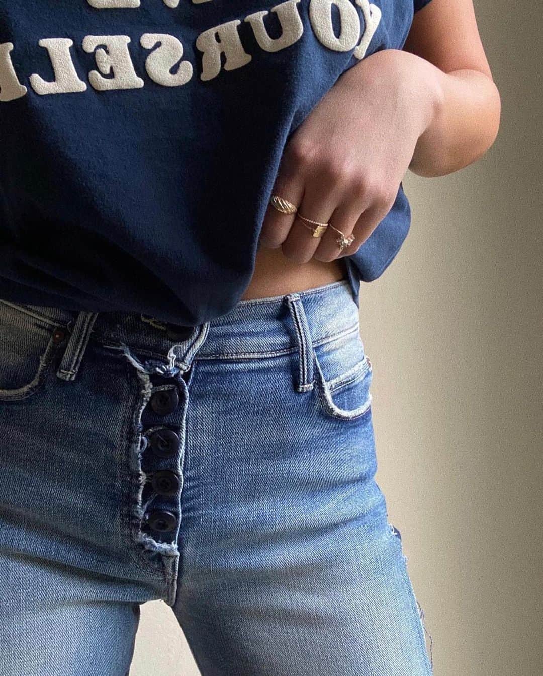 motherdenimのインスタグラム：「Made From Overstock Stretch Denim And Repurposed Shrink Blankets ♻️👖...  The Cut & Sew Stunner Ankle Fray in Don’t Be Trashy from the 60% MOTHER Capsule on @gracejeramie 🤍」