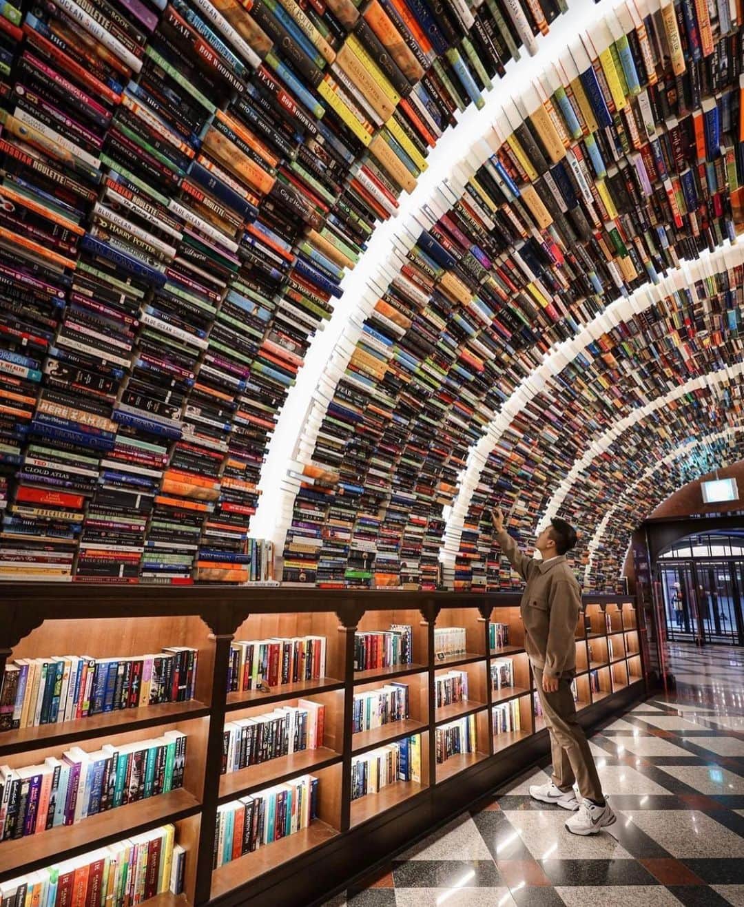 Earth Picsさんのインスタグラム写真 - (Earth PicsInstagram)「Tag a book lover! 📚 Arc N Book, characterized by its vintage look and creative ‘book tunnel’ display, is a book store located in Seoul, South Korea 🇰🇷 by @timmy727」2月27日 2時03分 - earthpix