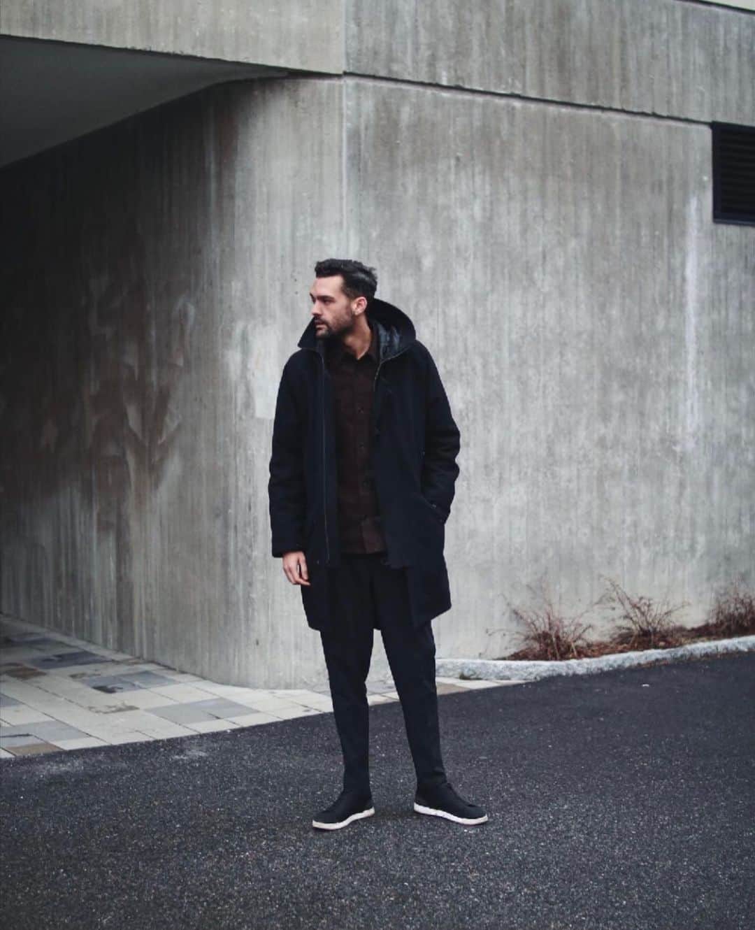 スイムズのインスタグラム：「Raise your hand if an all-black look is your go to. @rikardlindholm in our best-selling, Breeze Tennis Knit in black/white.」